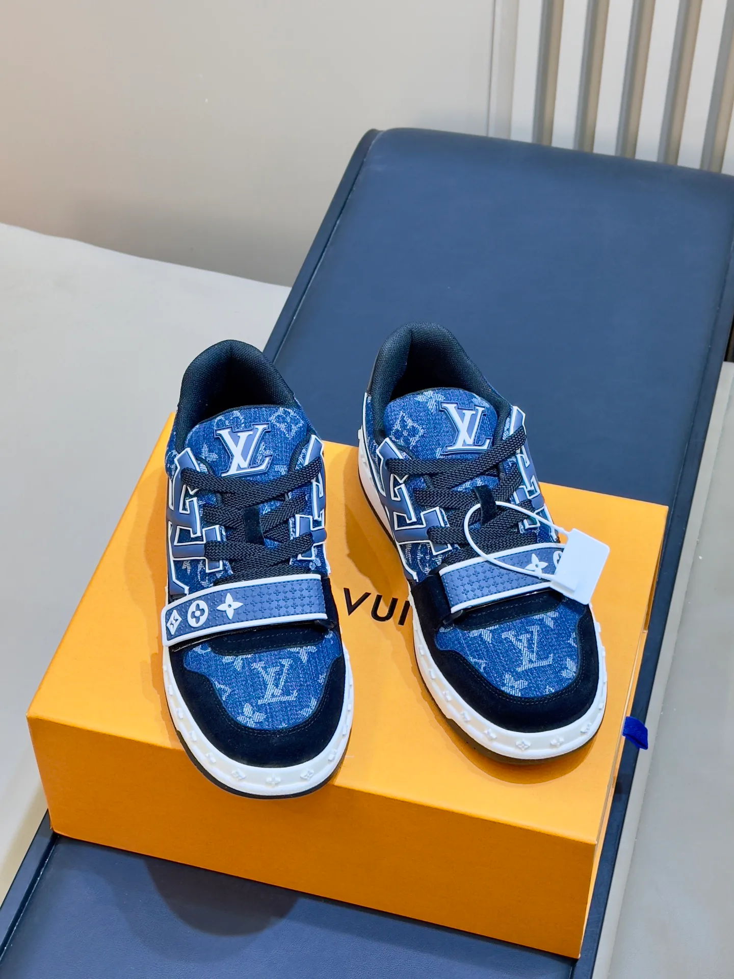 Кроссовки Женские Louis Vuitton 18073550