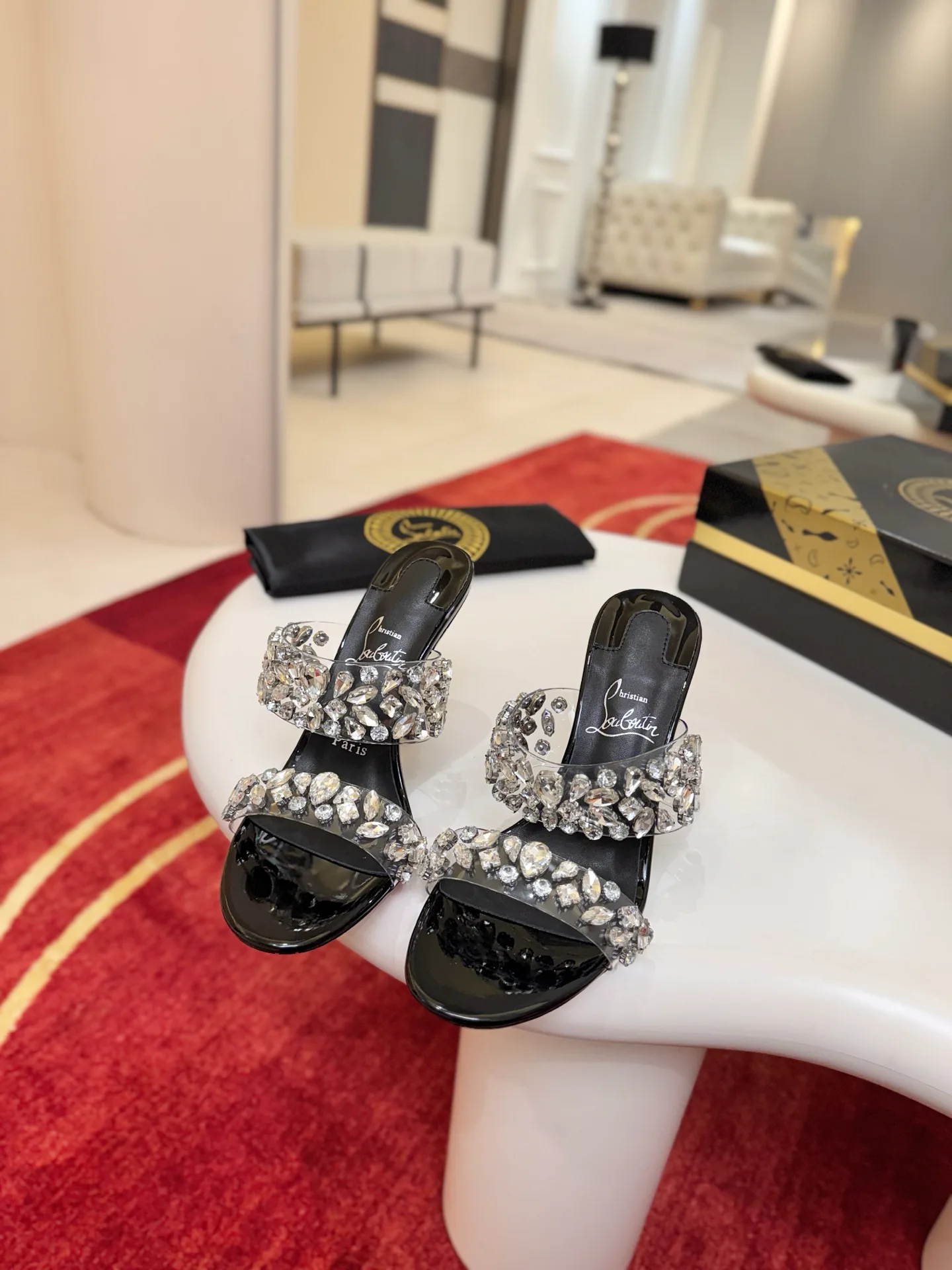 Босоножки Женские Christian Louboutin 18549160