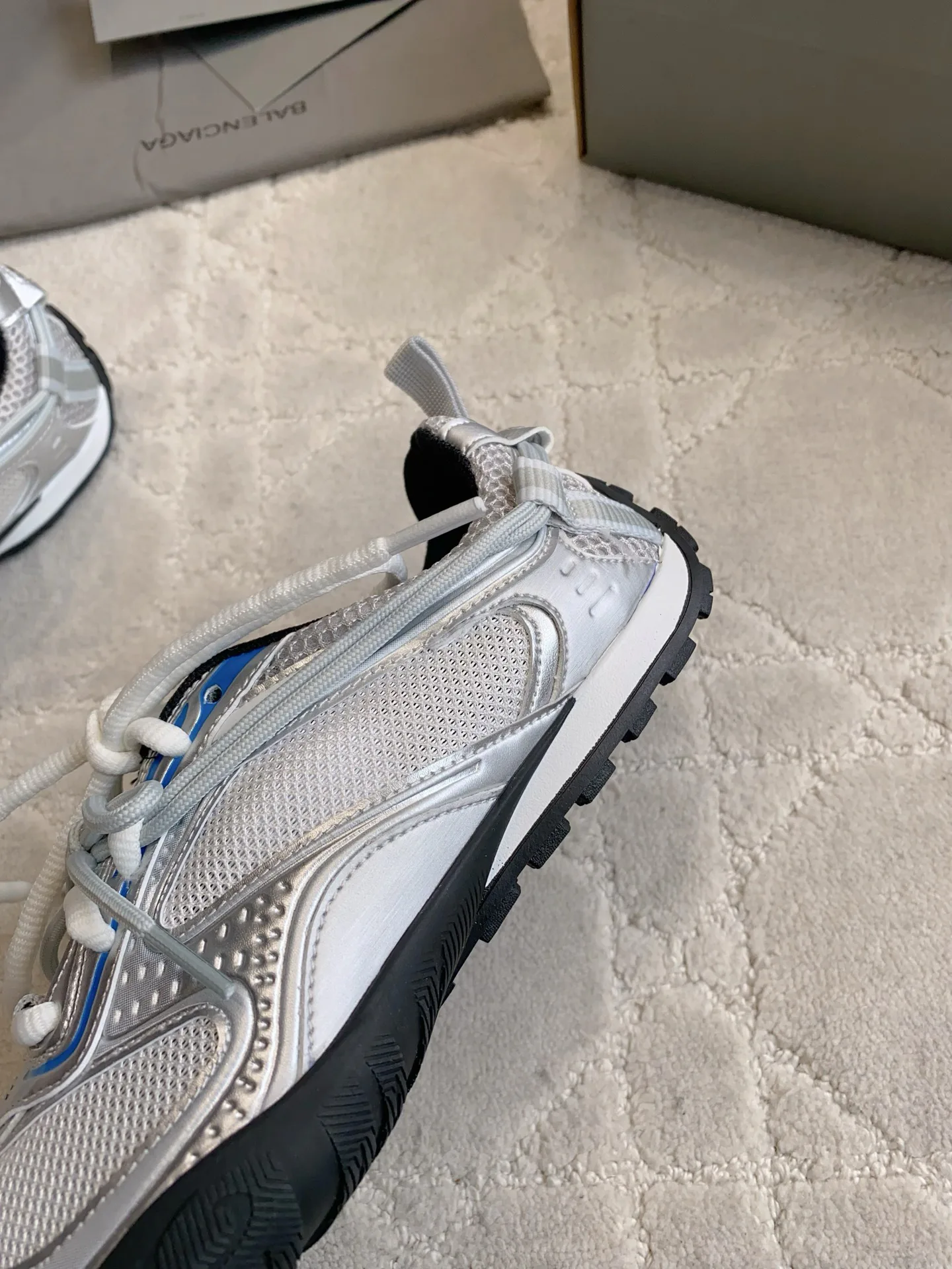 Кроссовки Женские Balenciaga 18133400