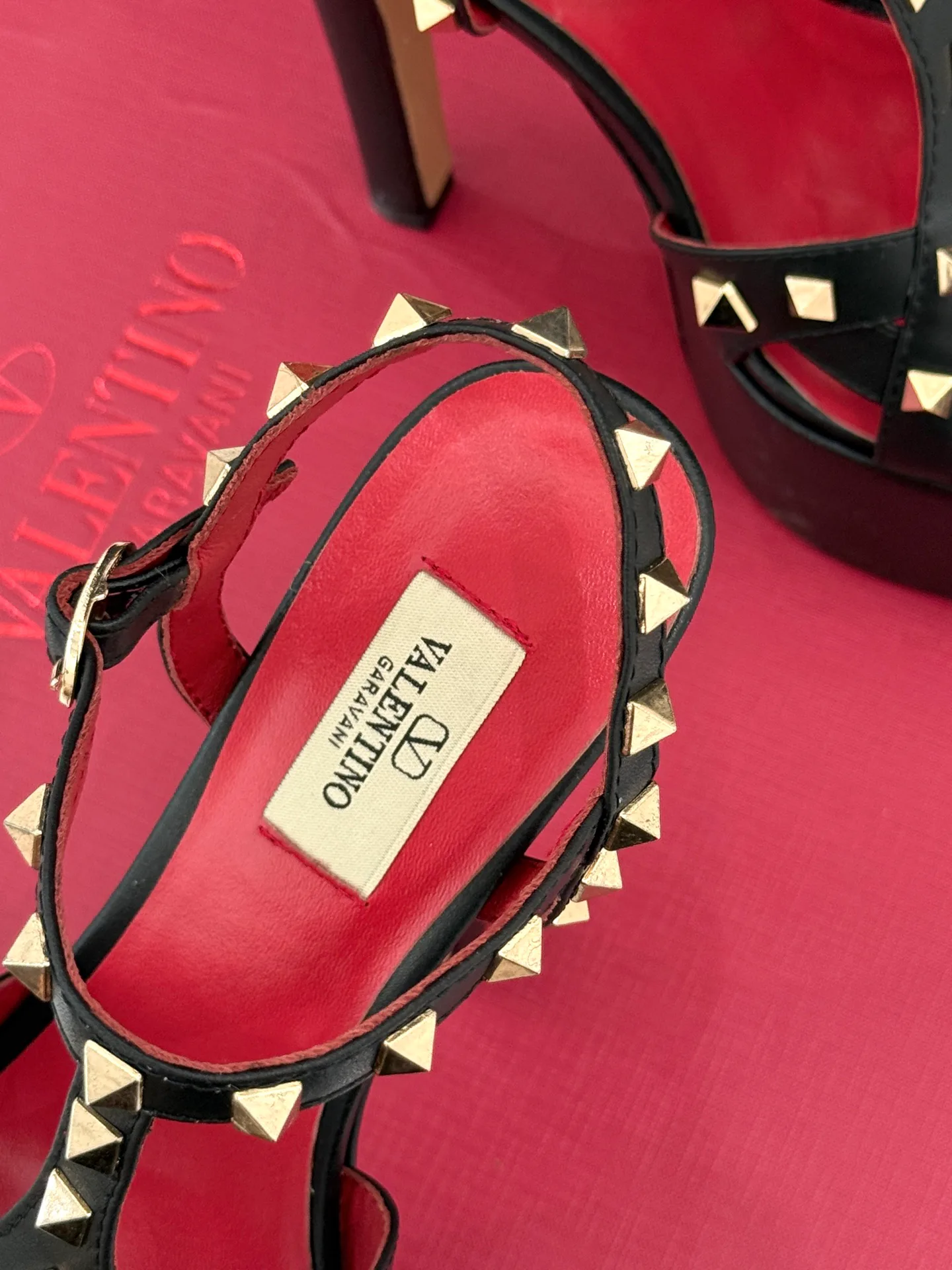 Босоножки Женские Valentino 18198293