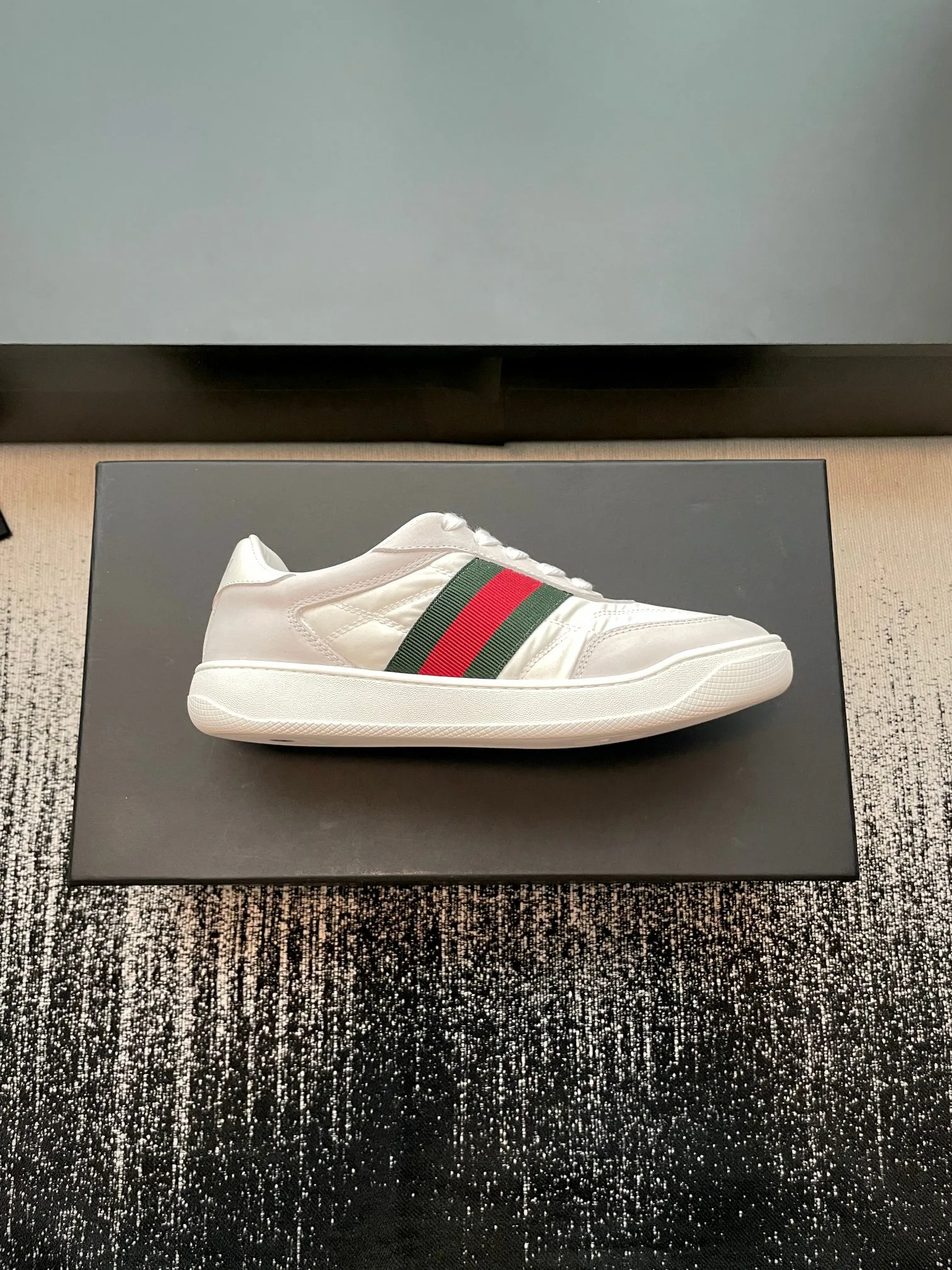 Кроссовки Женские Gucci 18447991
