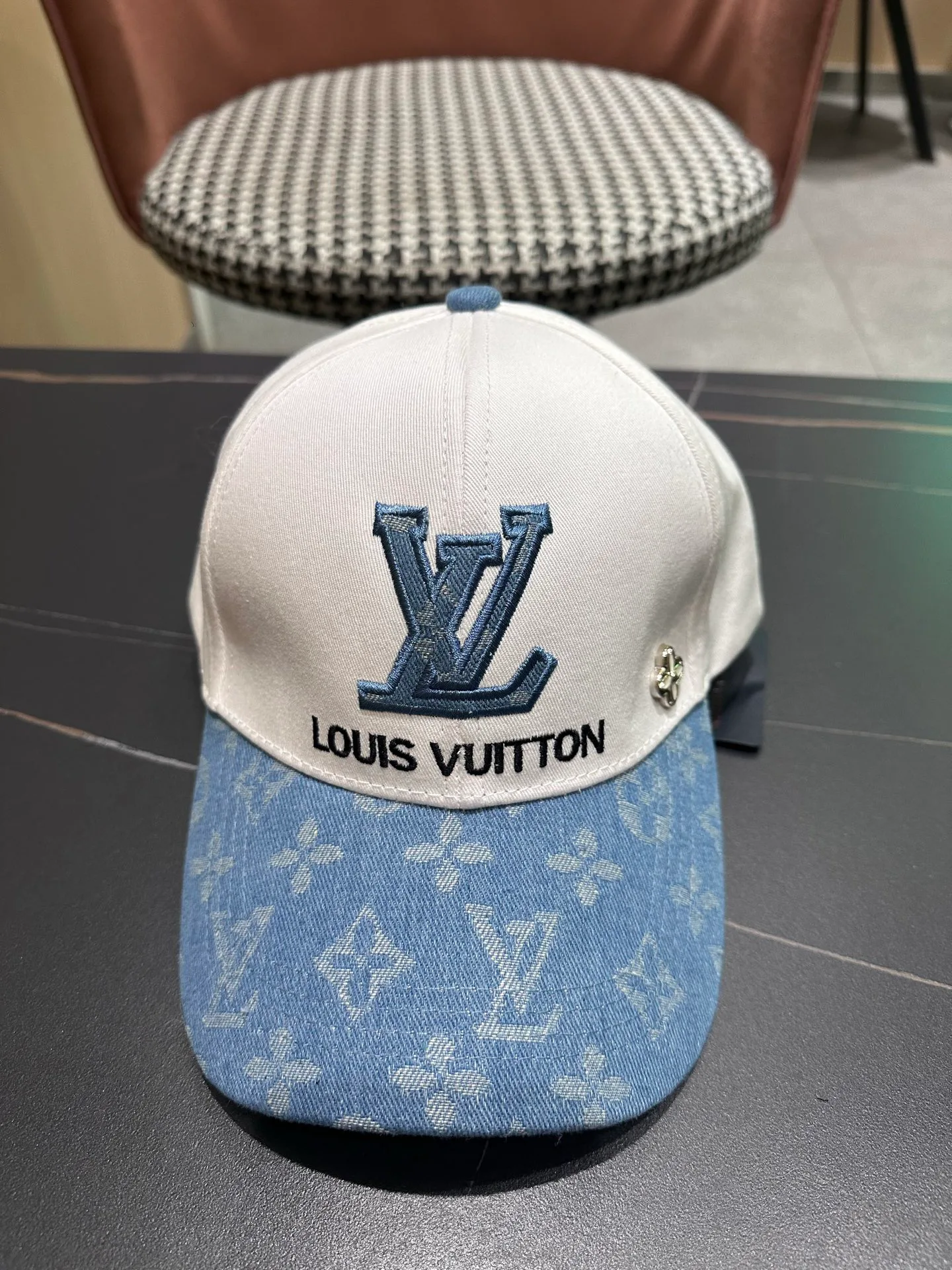 Головные Уборы Louis Vuitton 18478992