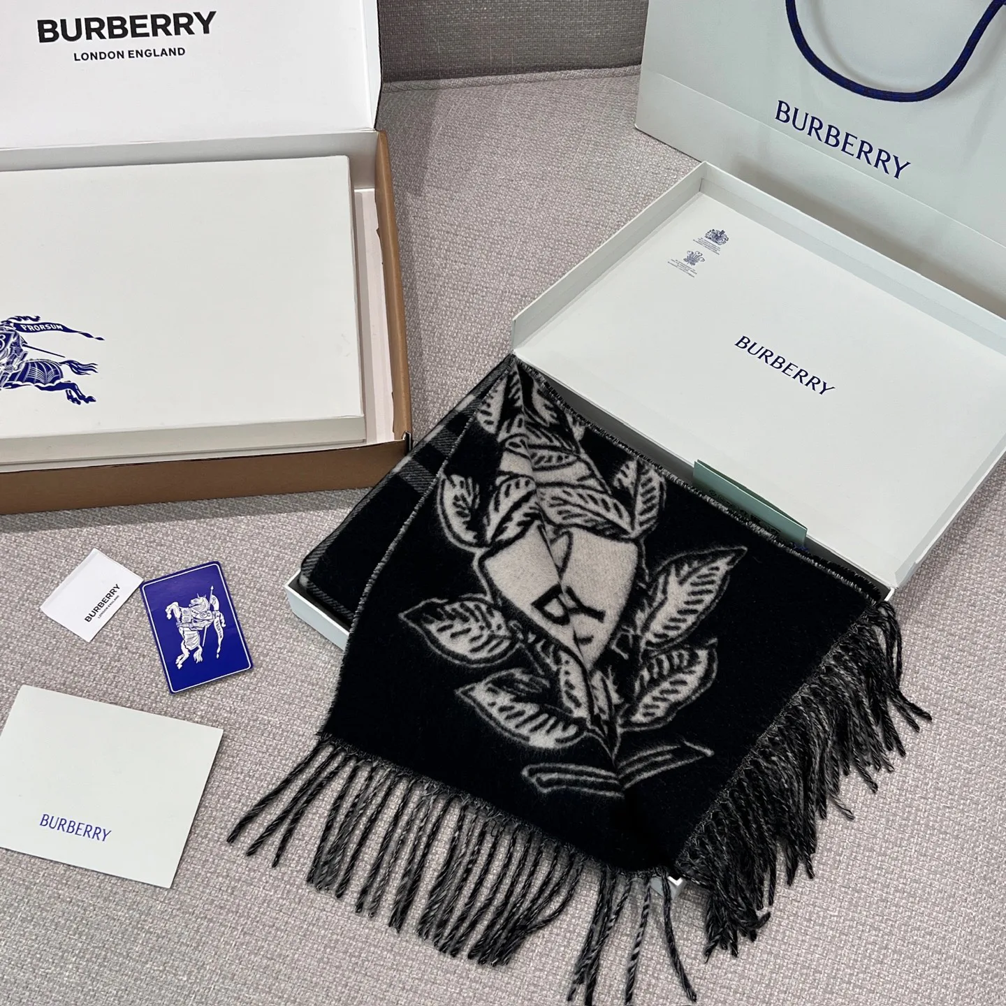 Шарфы Burberry 17945491