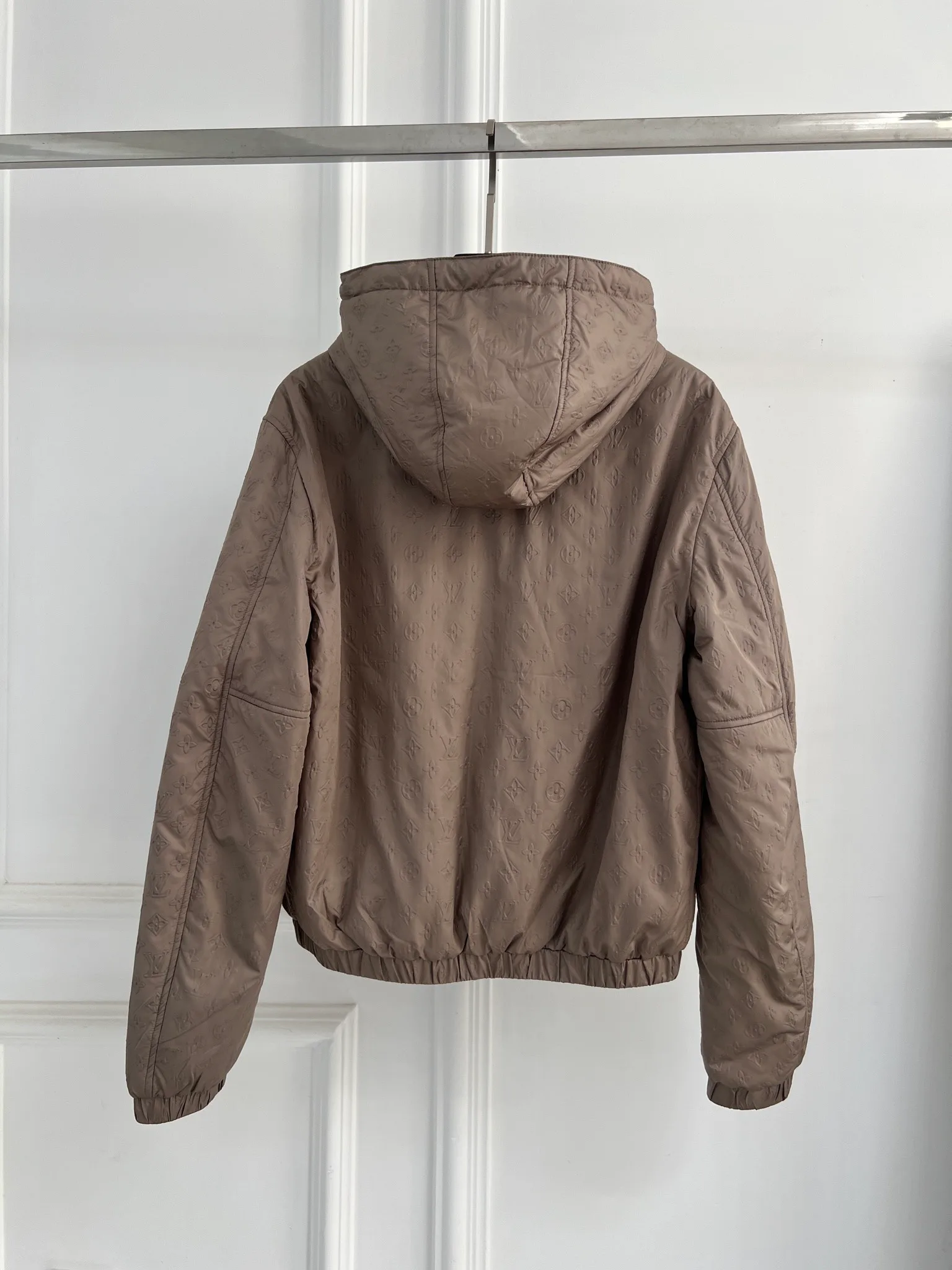 Куртки И Пуховики Женские Louis Vuitton 12842414