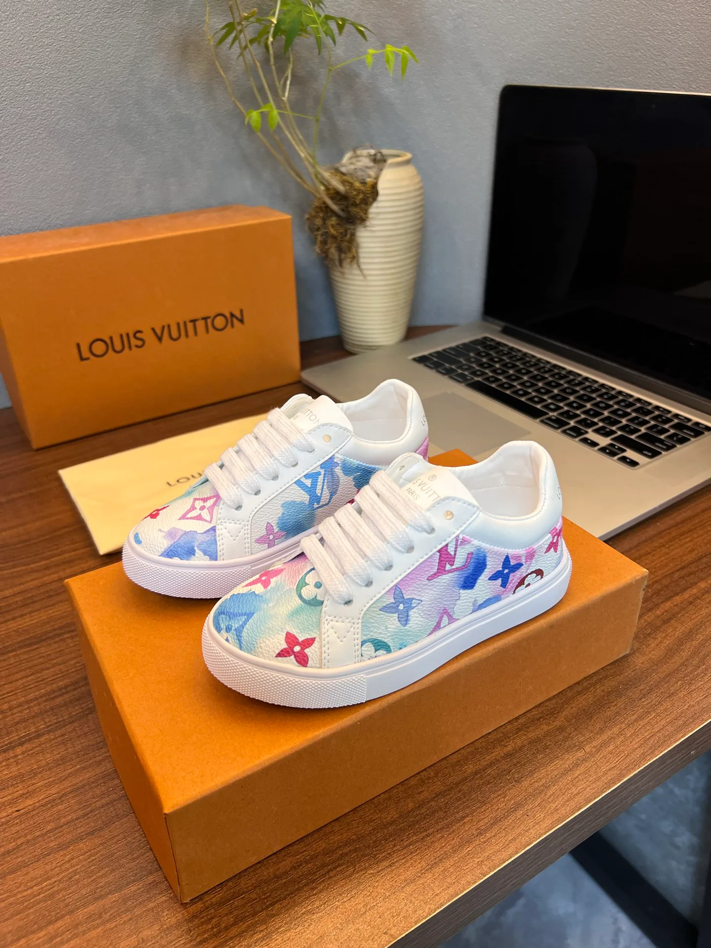 Кроссовки Женские Louis Vuitton 18077544