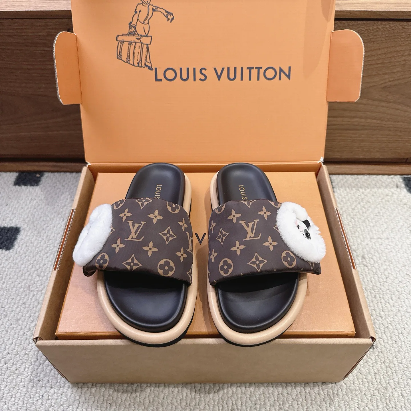 Шлепанцы Женские Louis Vuitton 18025805