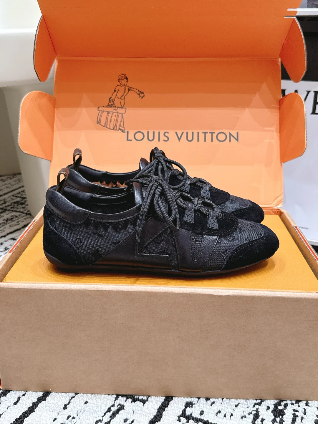 Кроссовки Женские Louis Vuitton 17895118