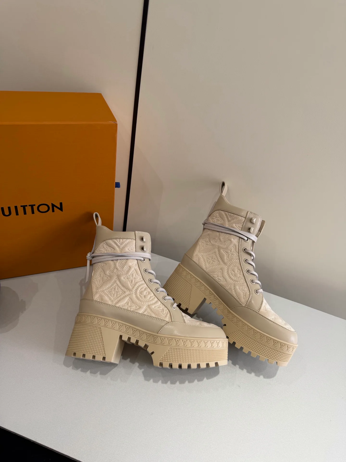 Ботинки Женские Louis Vuitton 19270933