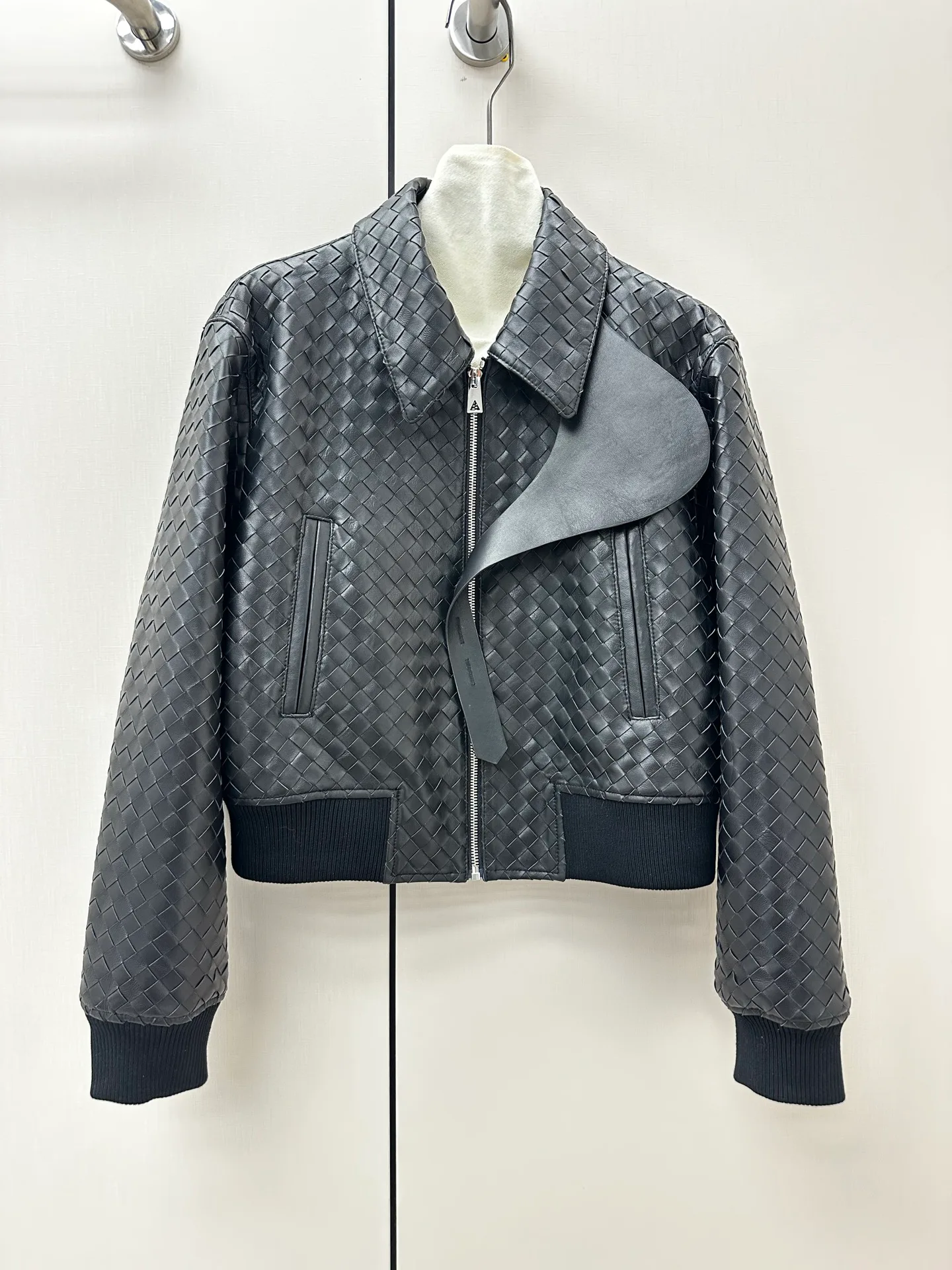 Кожаные Куртки И Дублёнки Женские Bottega Veneta 18601582