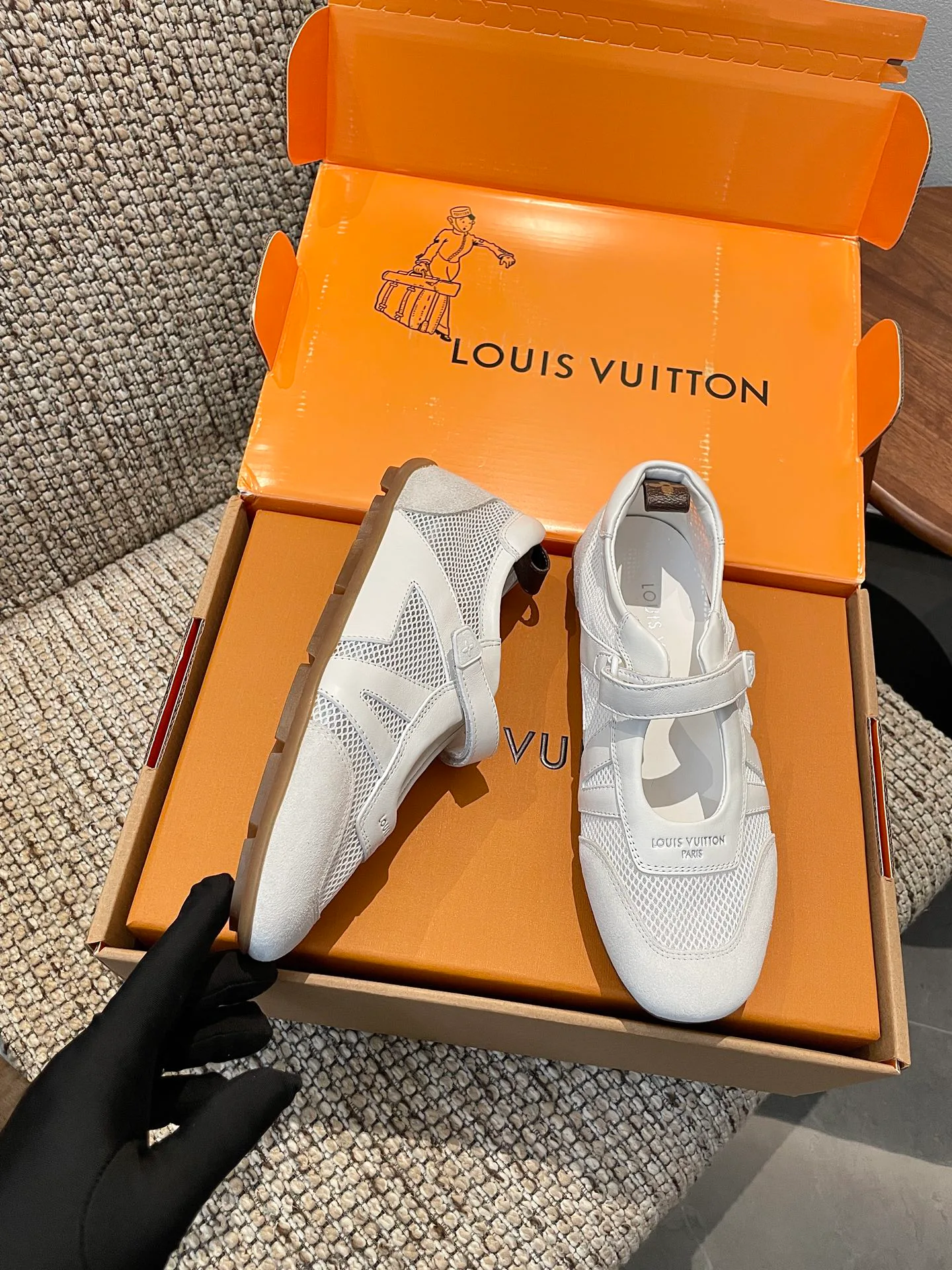 Кроссовки Женские Louis Vuitton 18209169