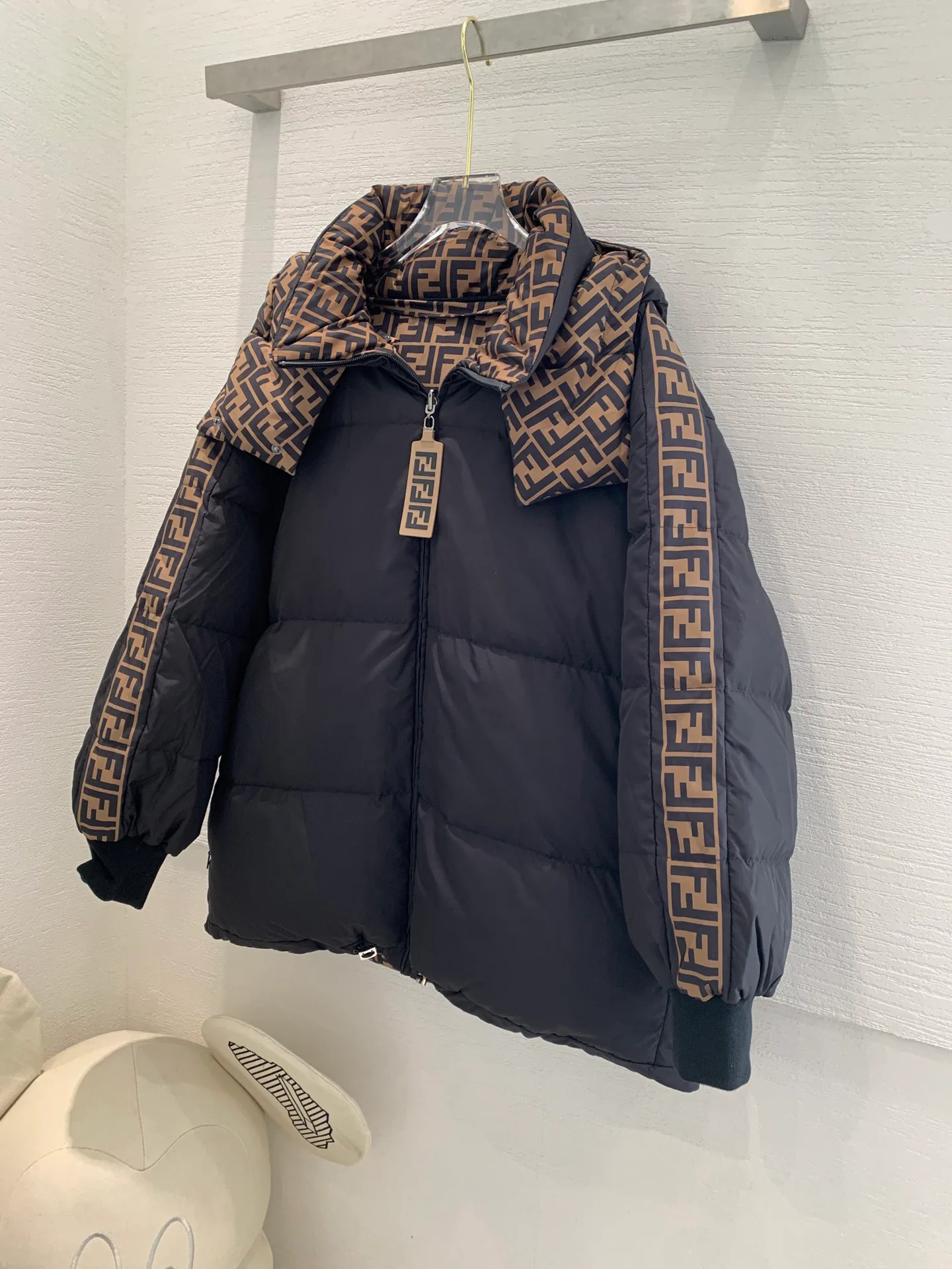 Куртки И Пуховики Женские Fendi 18585344