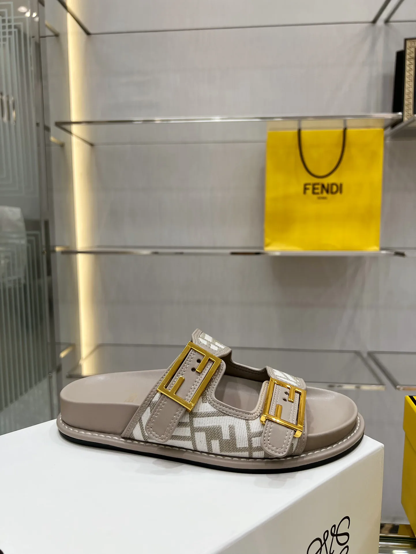 Шлепанцы Женские Fendi 22518