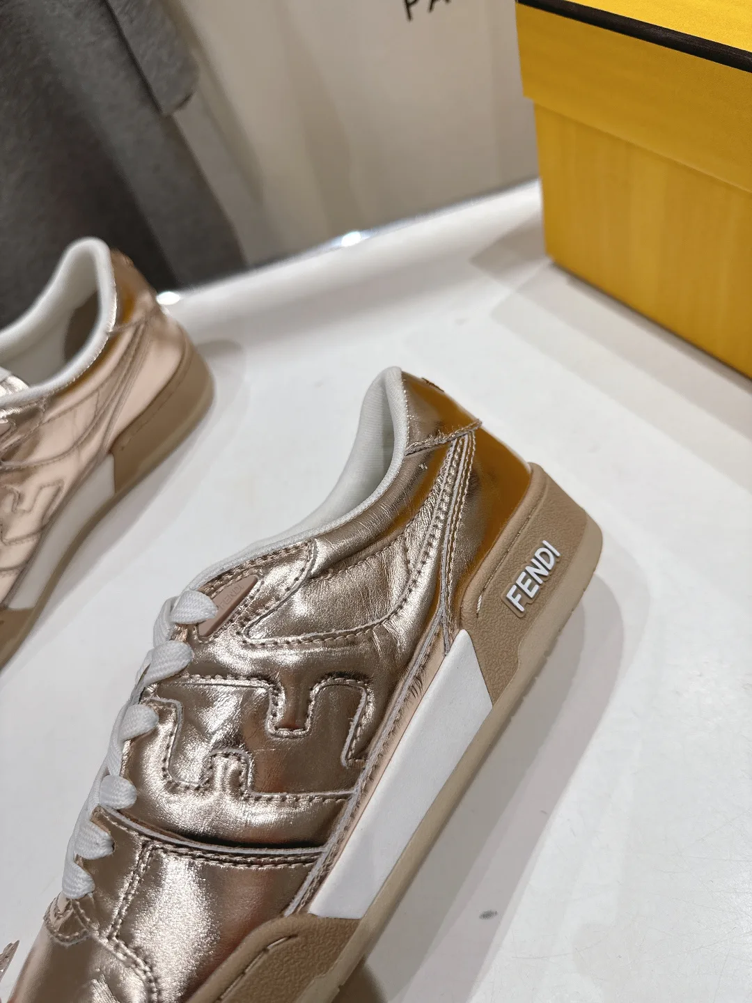 Кроссовки Женские Fendi 17908433
