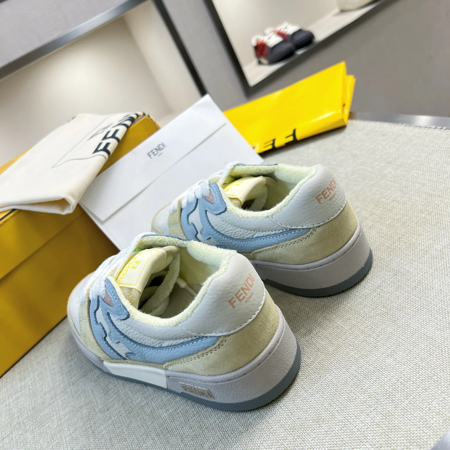 Кроссовки Женские Fendi 22512