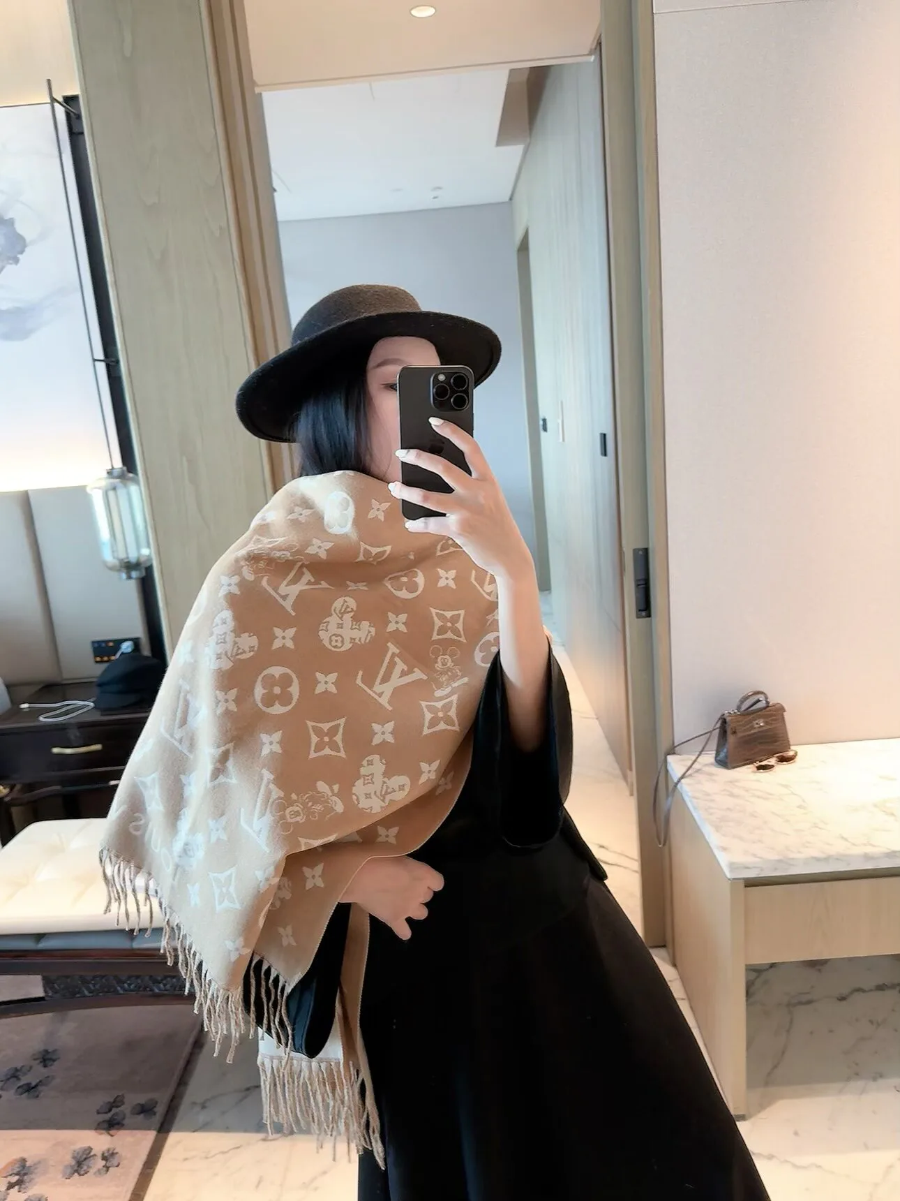 Шарфы Louis Vuitton 18647292