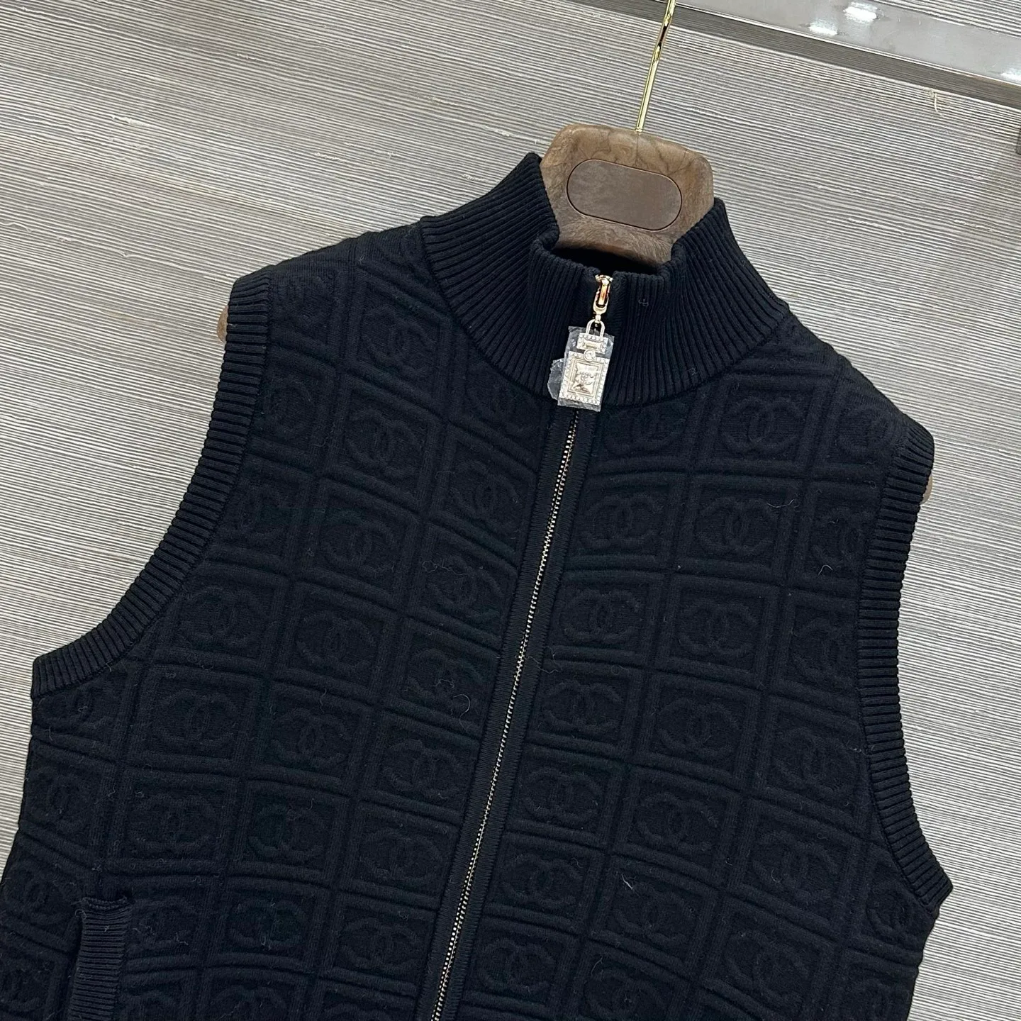 Жилеты Женские Chanel 19241386