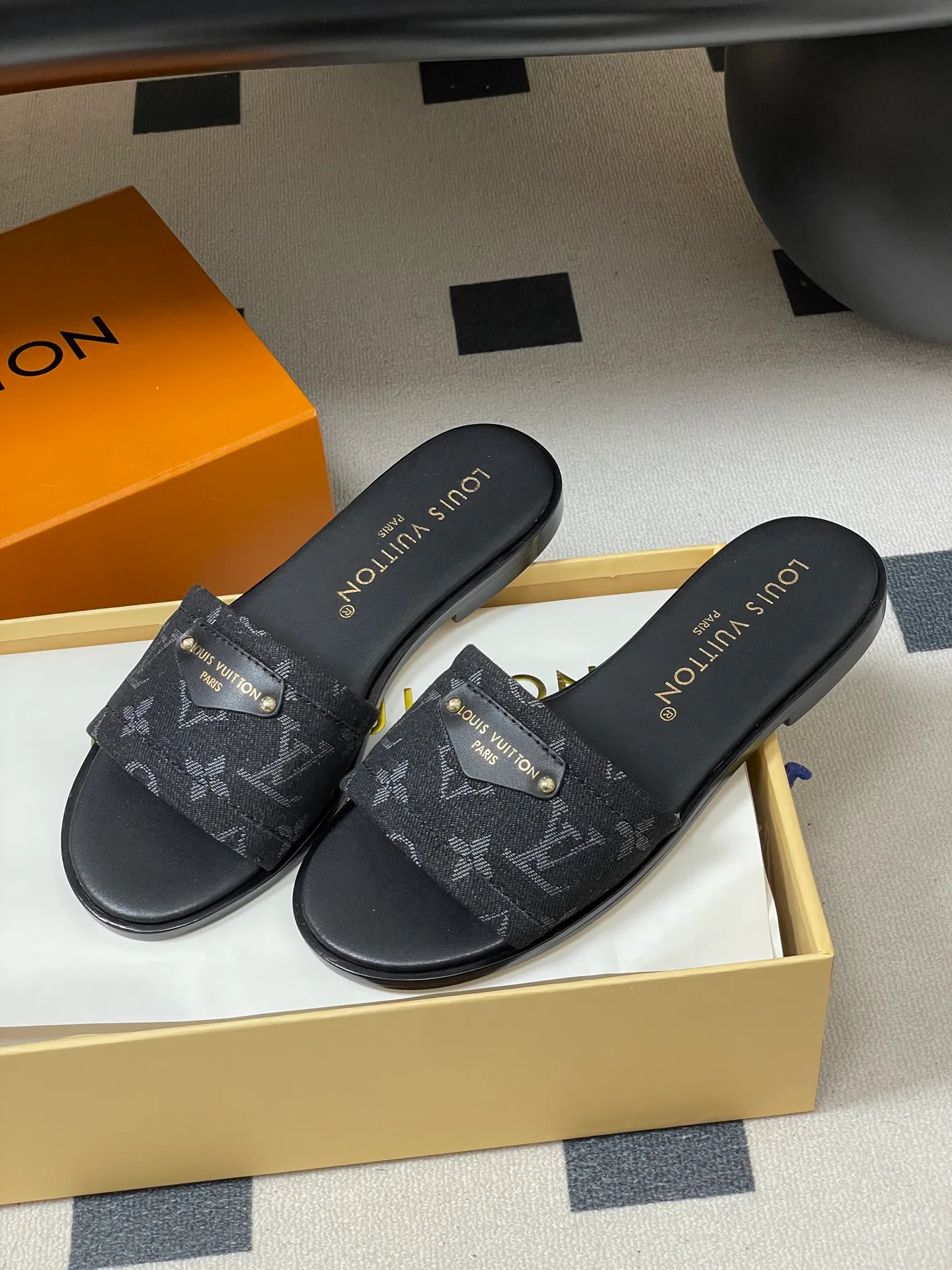 Шлепанцы Женские Louis Vuitton 3361692