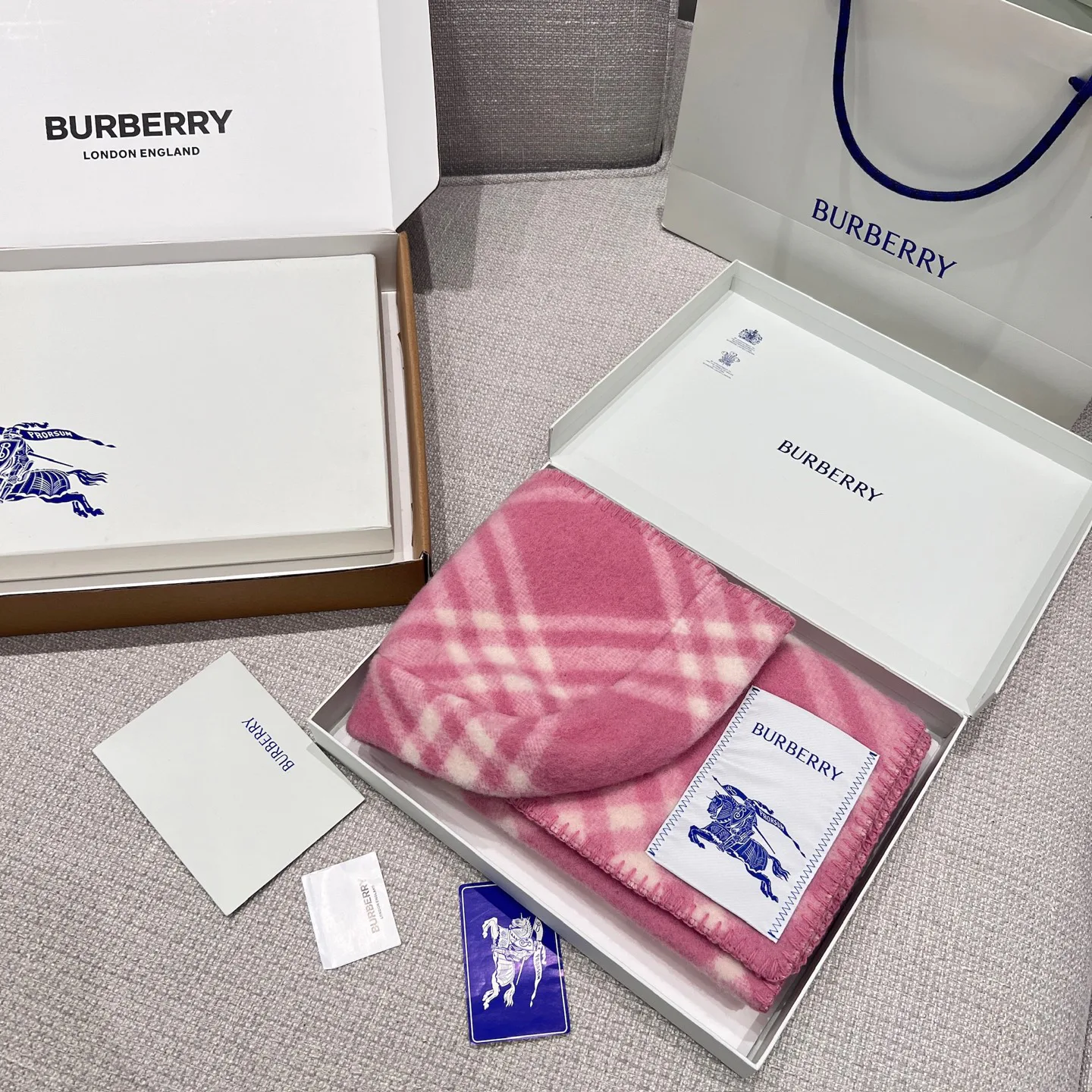 Шарфы Burberry 17945329