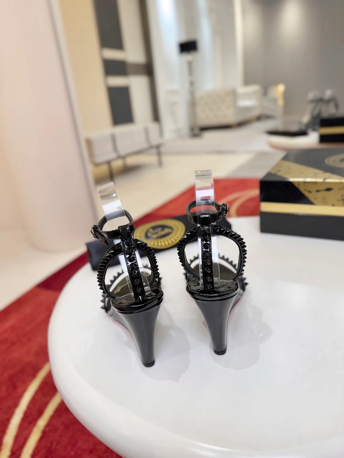 Босоножки Женские Christian Louboutin 18500921