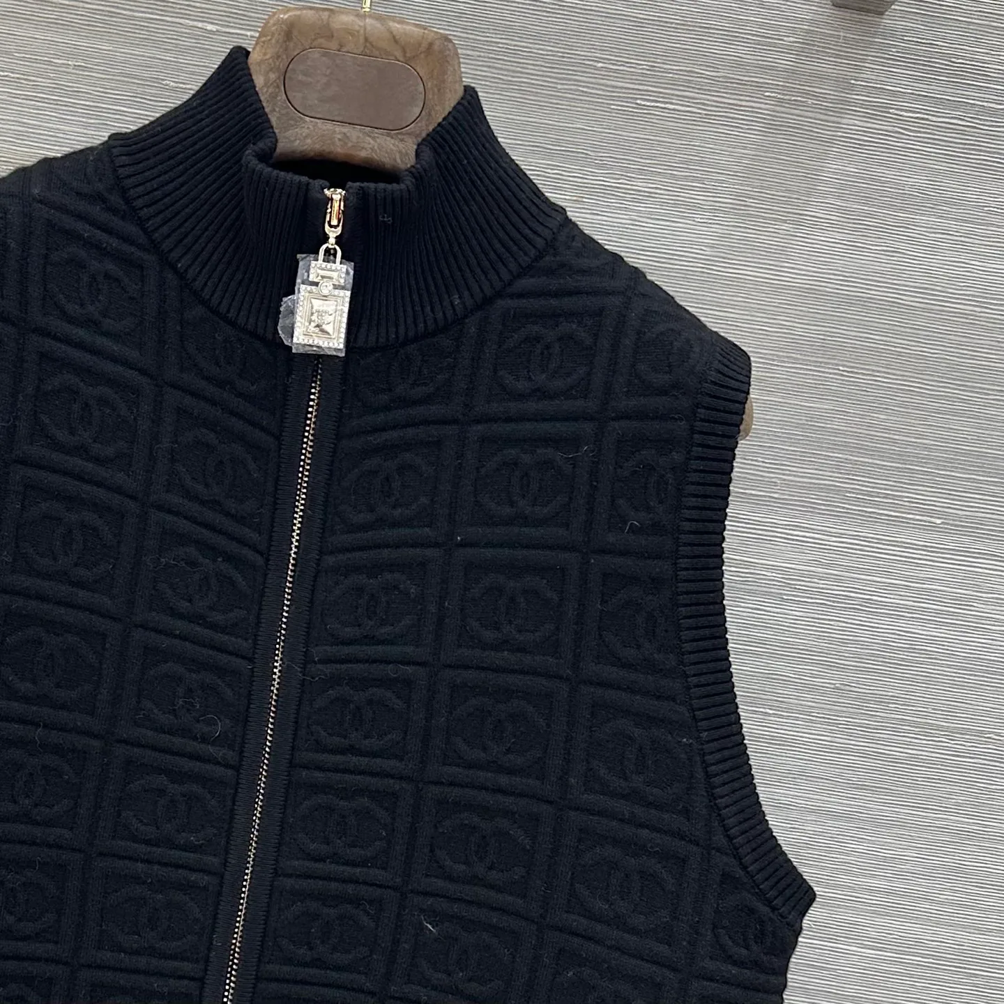 Жилеты Женские Chanel 19241386