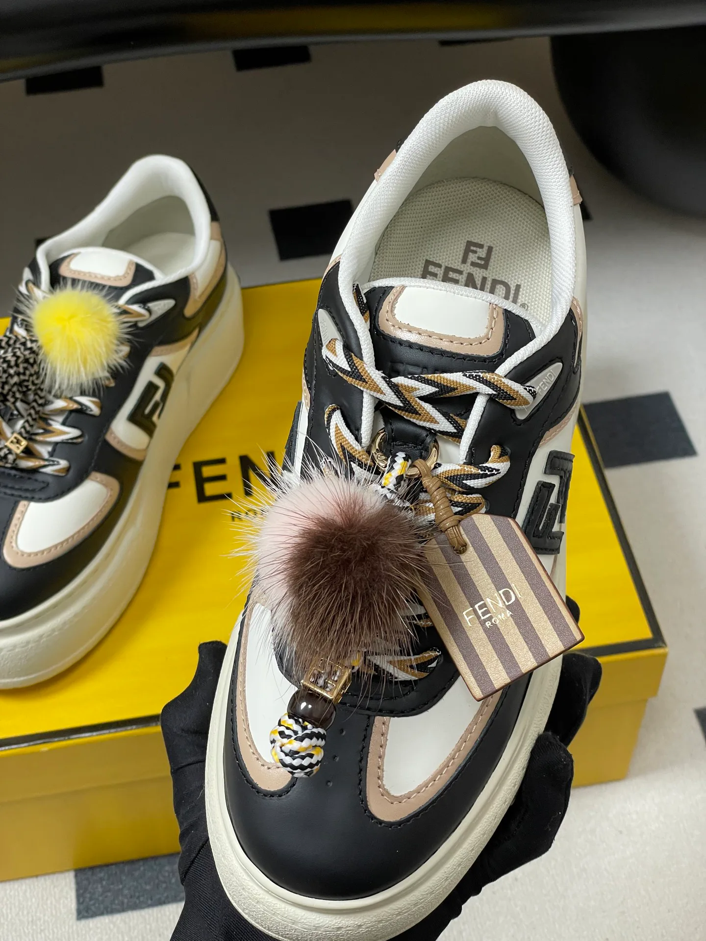 Кроссовки Женские Fendi 436200