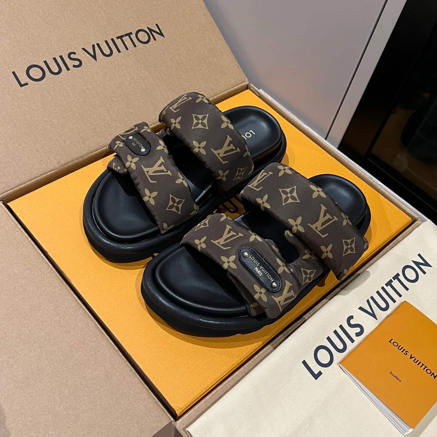 Шлепанцы Женские Louis Vuitton 17608431