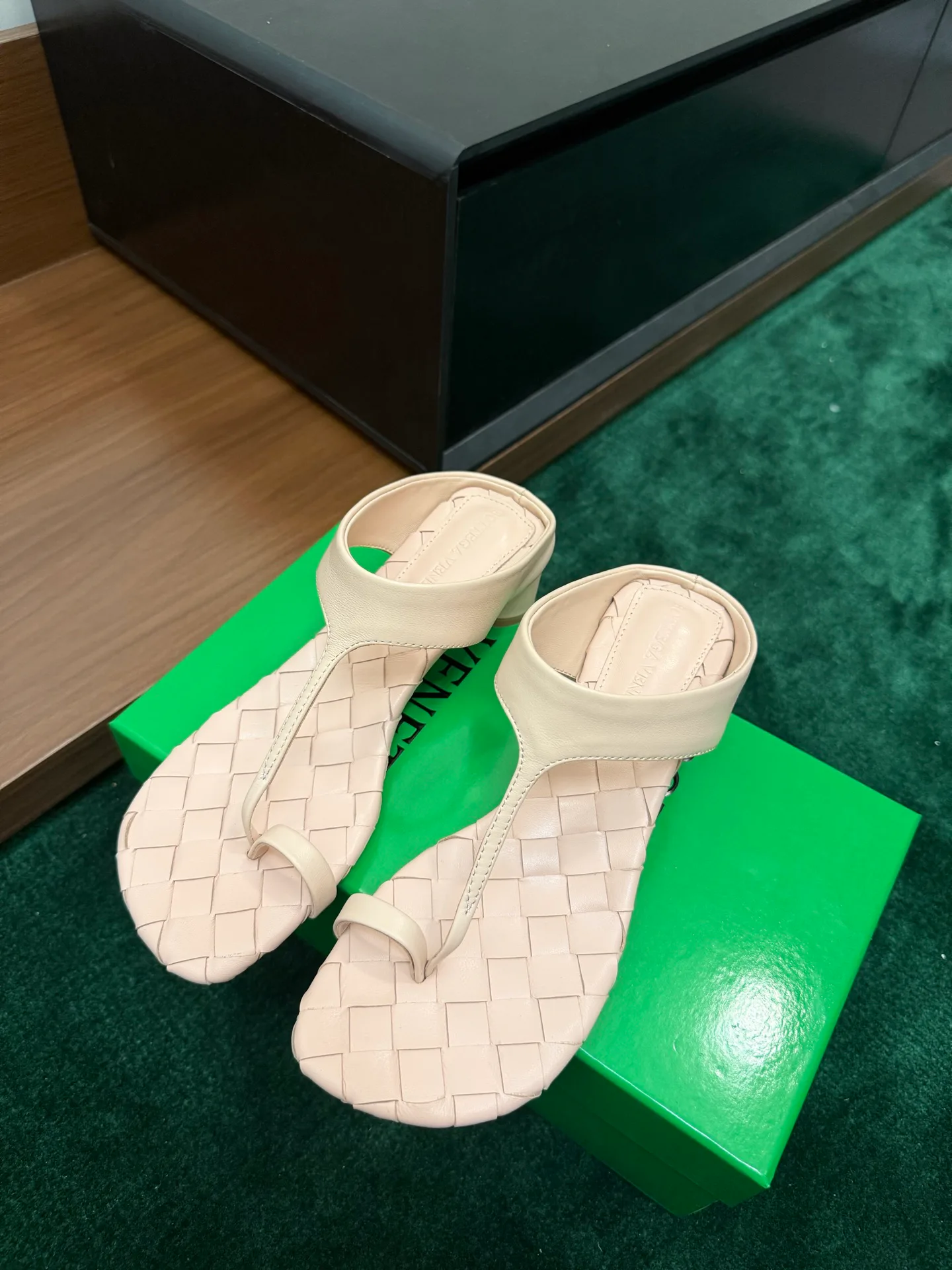 Шлепанцы Женские Bottega Veneta 17386153