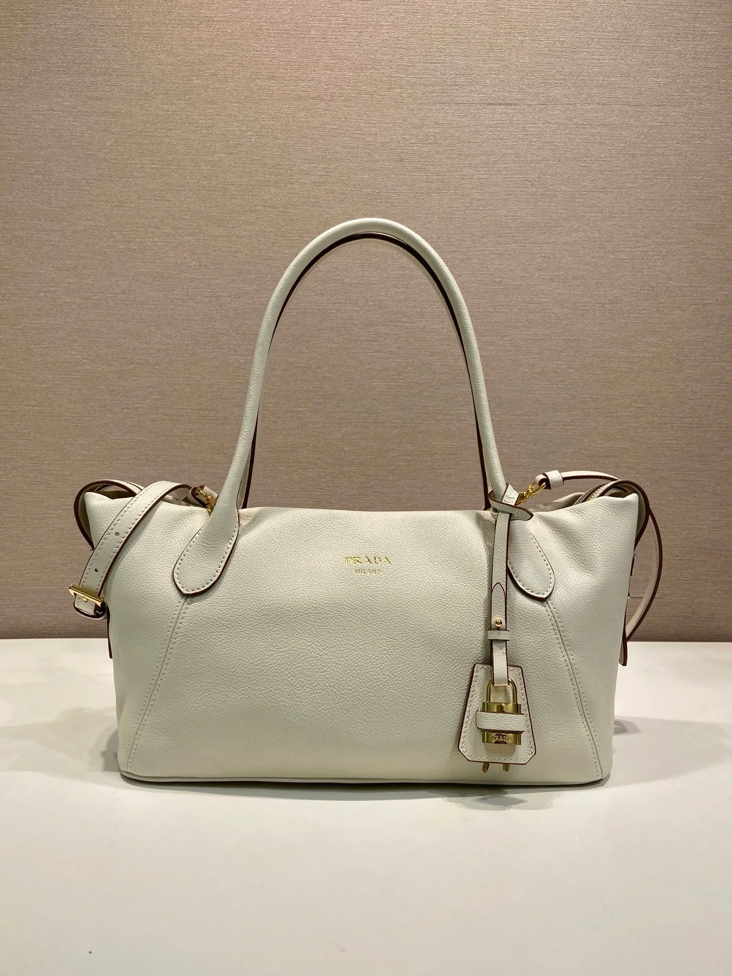 Классические Сумки Женские Prada 16970635