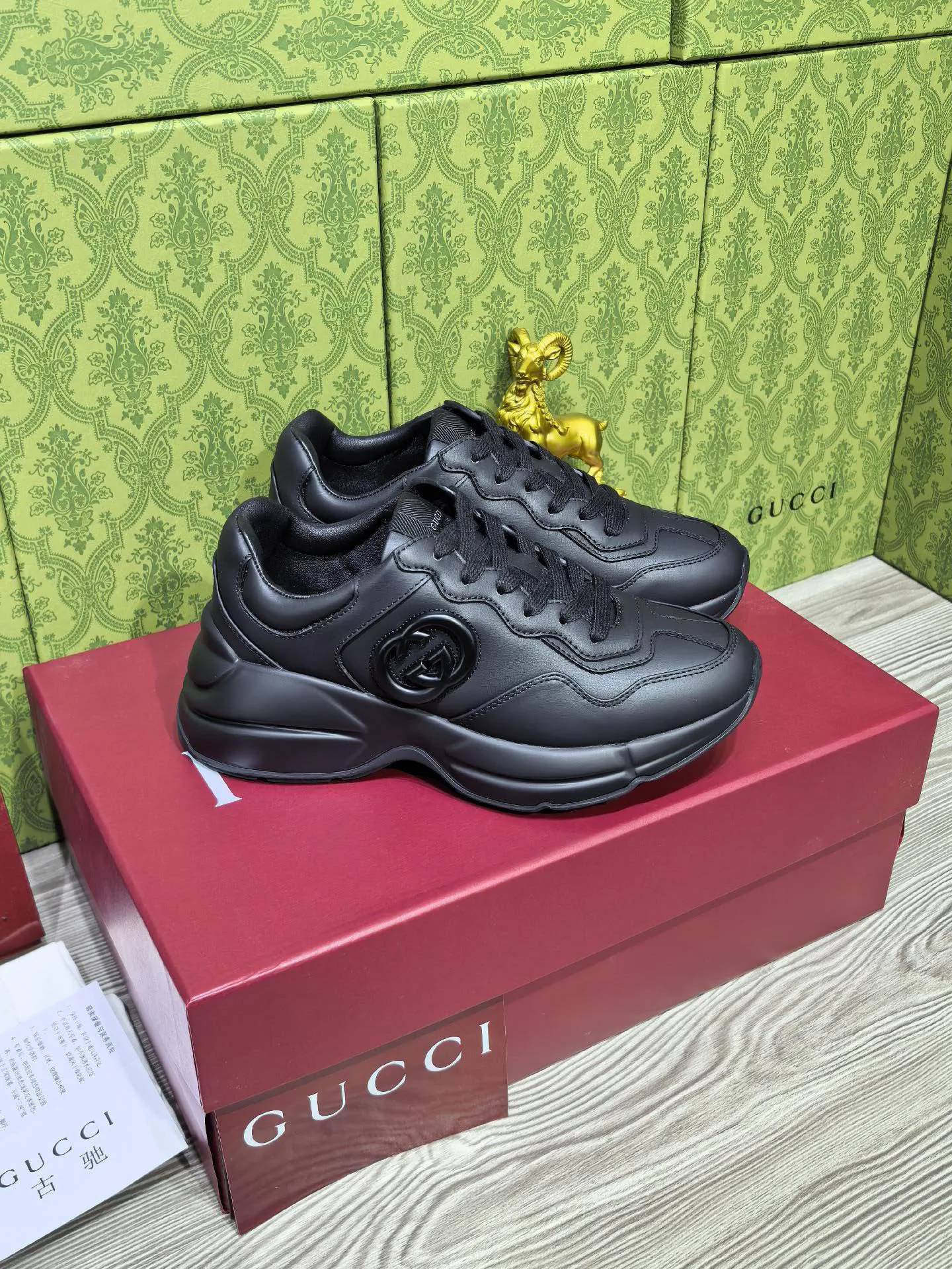 Кроссовки Женские Gucci 18039944