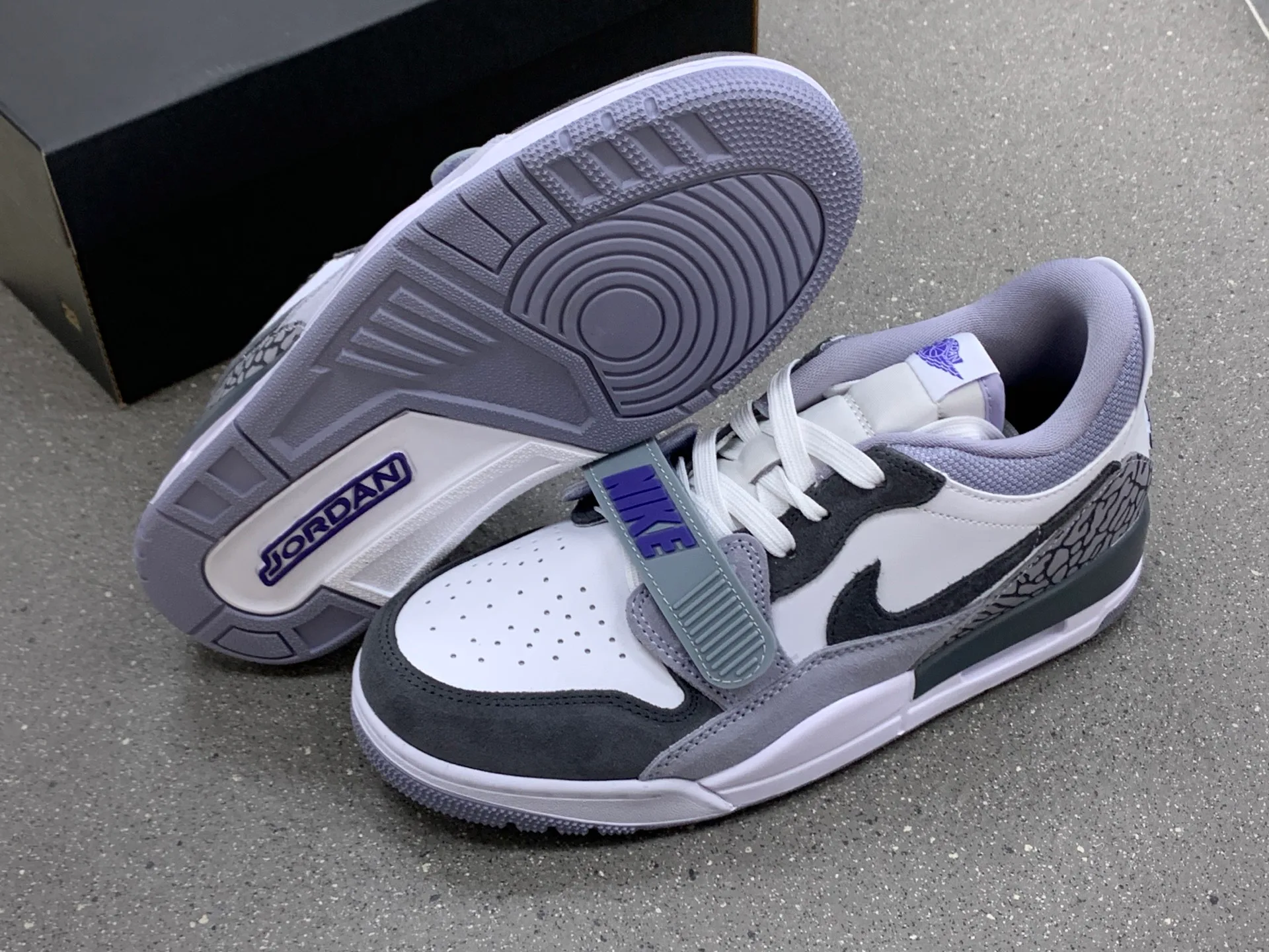 Кроссовки Женские Air Jordan 839906