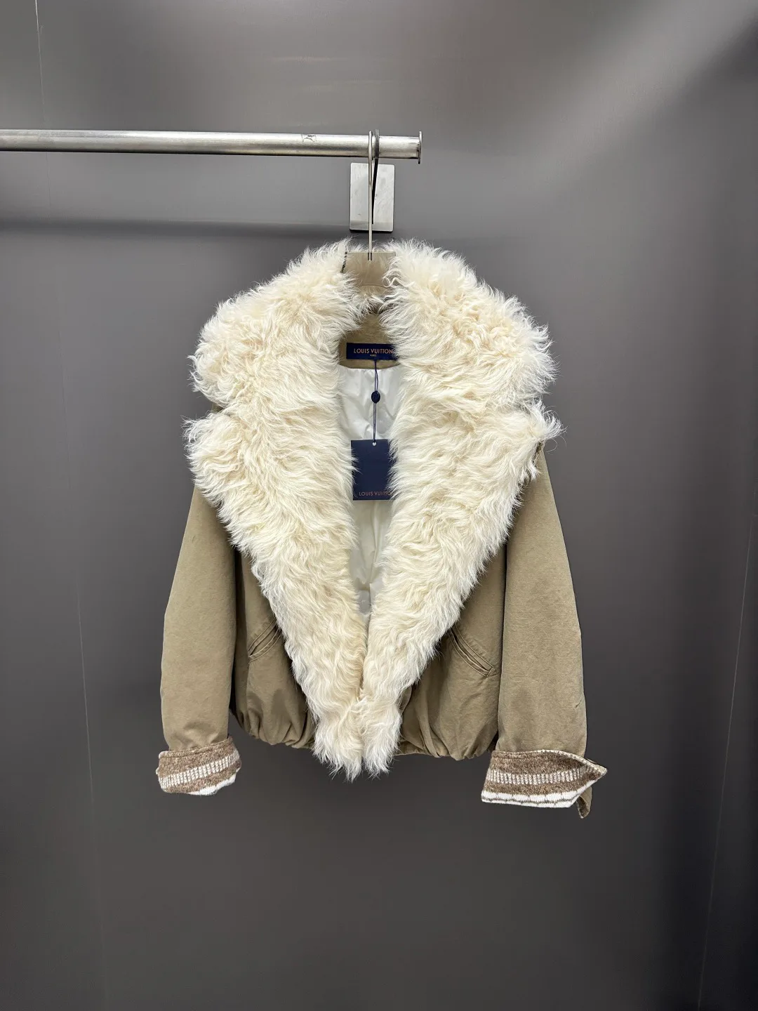 Куртки И Пуховики Женские Louis Vuitton 18902687