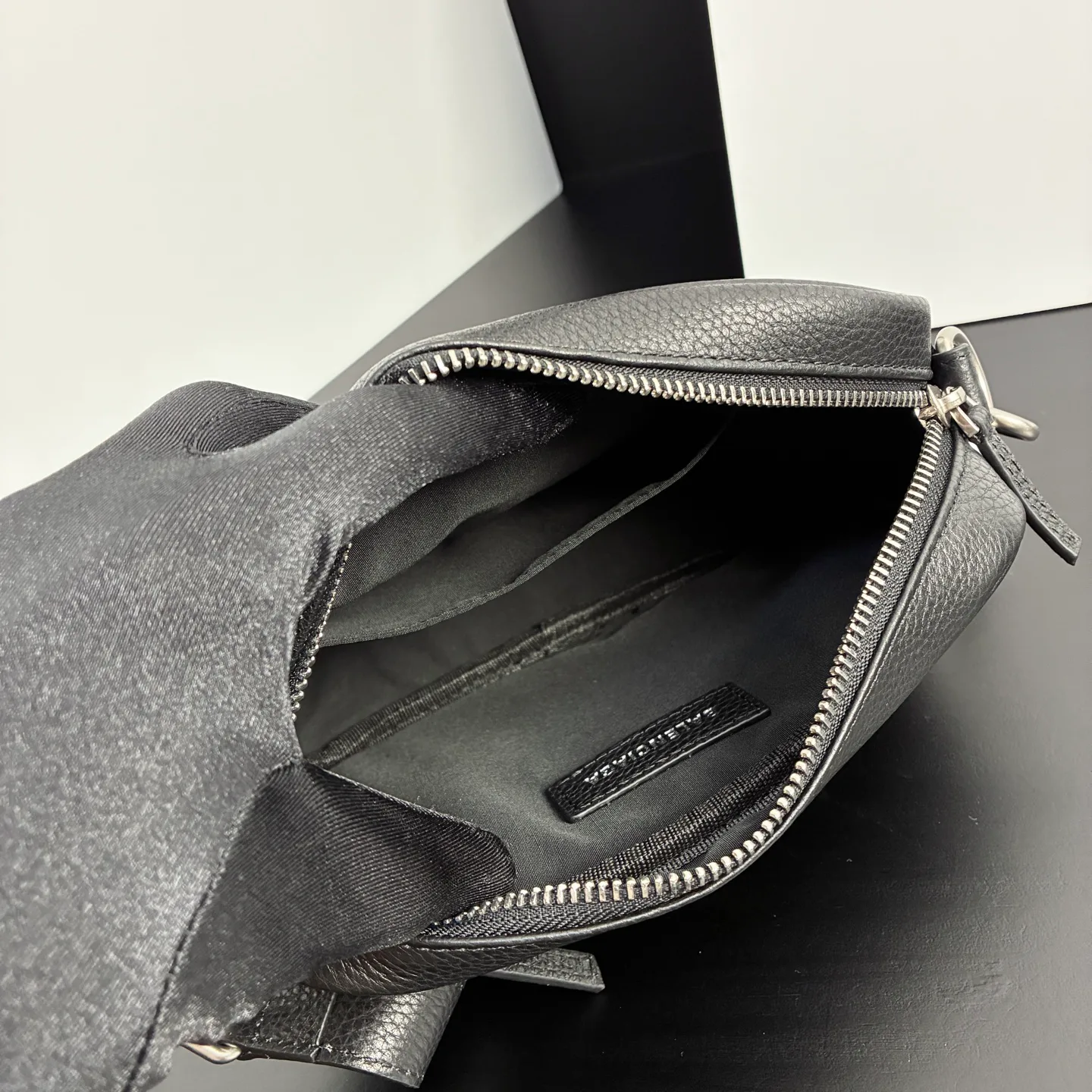 Сумки На Ремне Женские Balenciaga 18136516