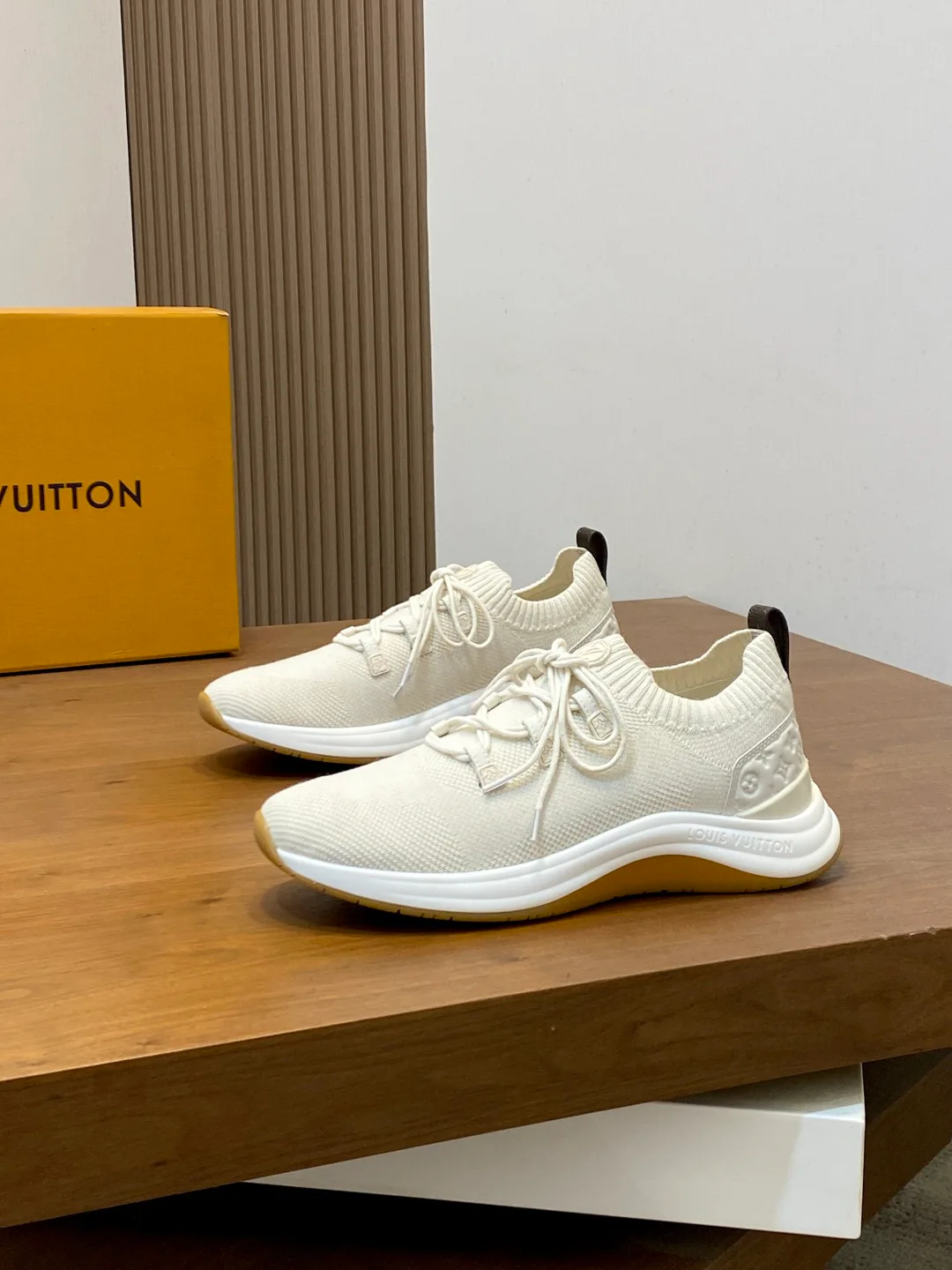 Кроссовки Женские Louis Vuitton 18749228
