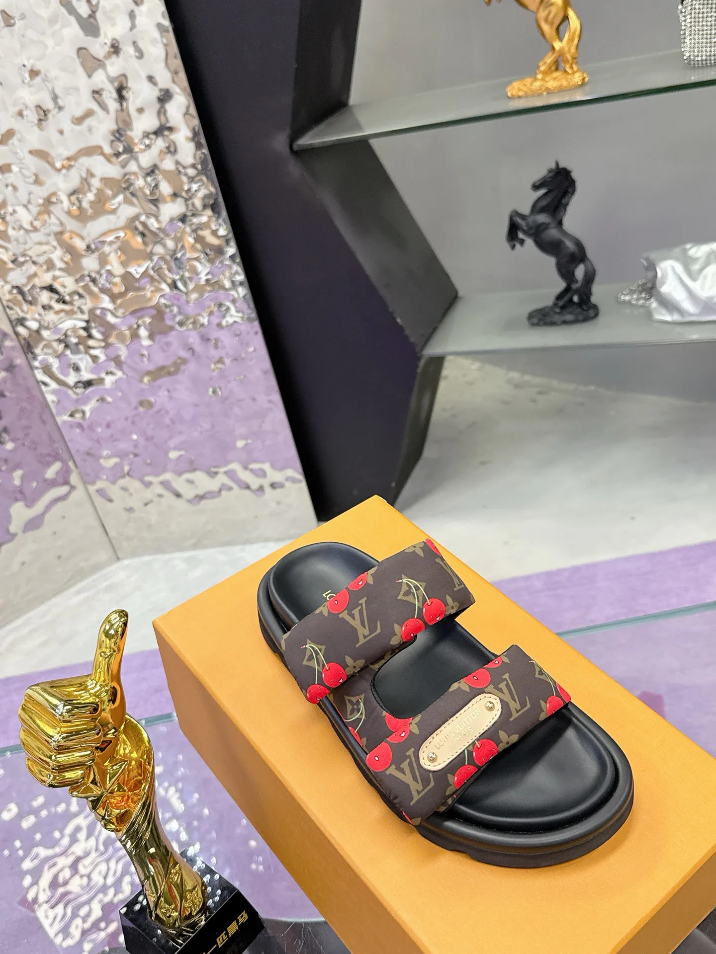 Шлепанцы Женские Louis Vuitton 17530461