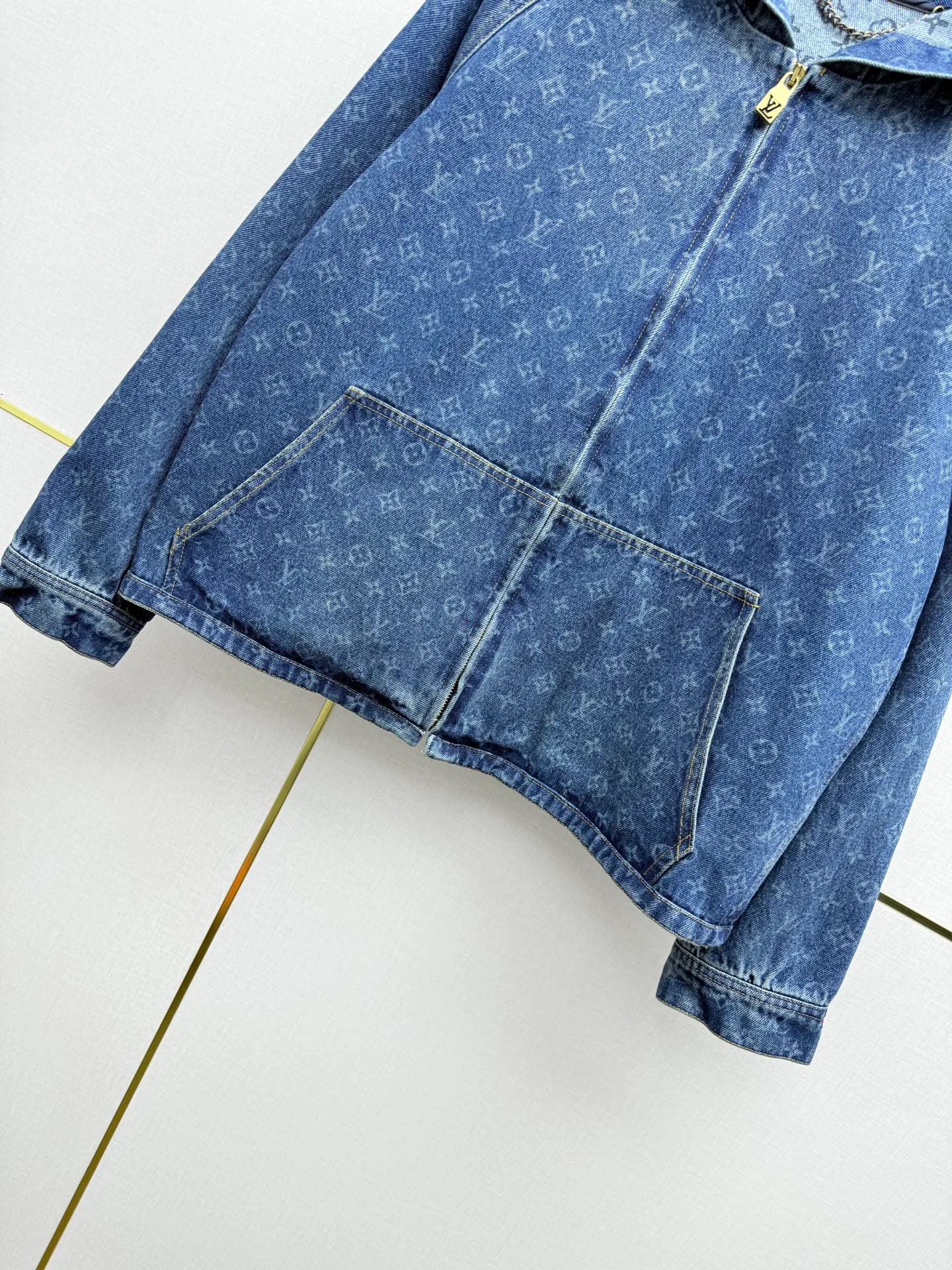Куртки И Пуховики Женские Louis Vuitton 18348324