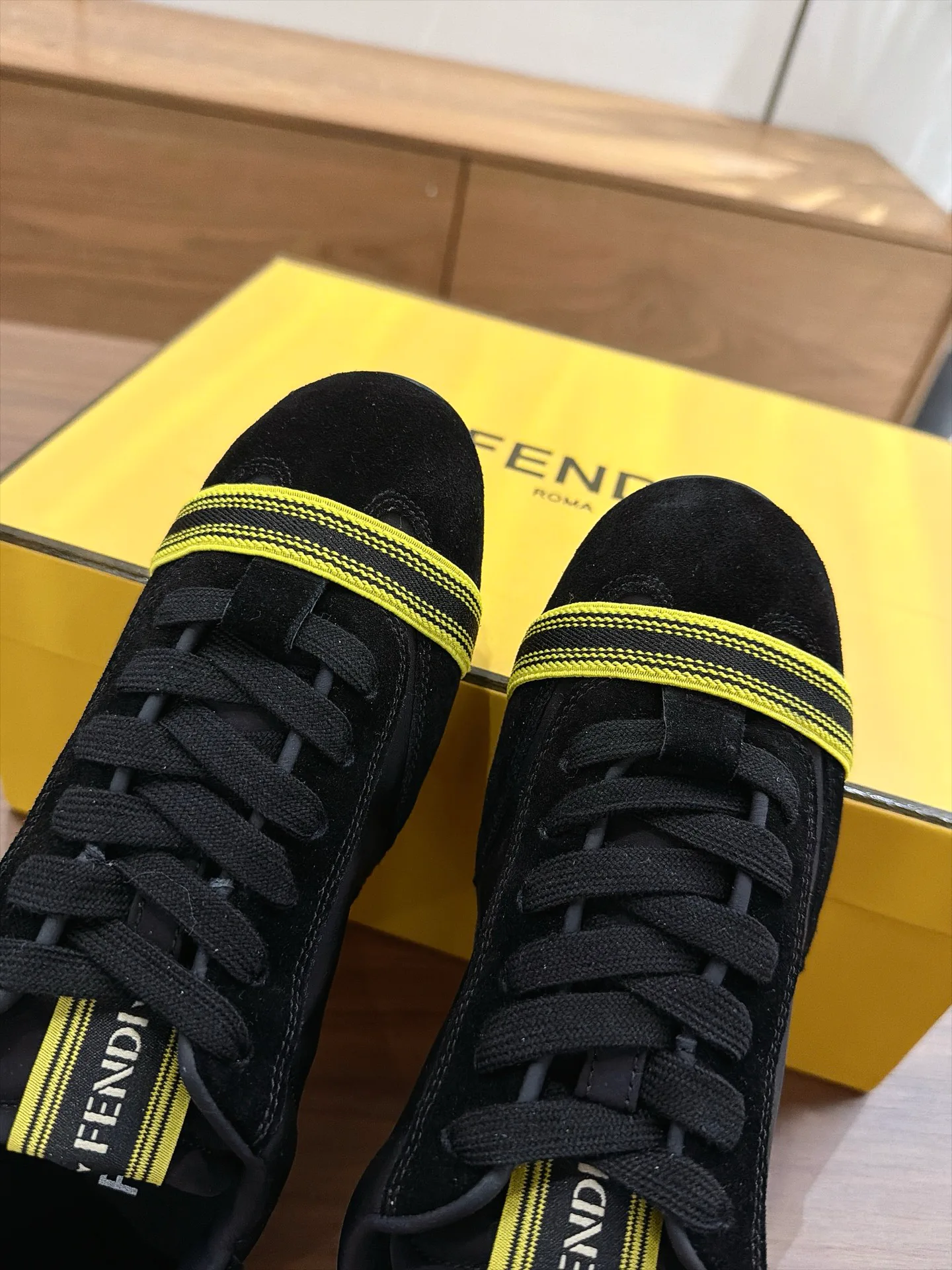 Кроссовки Женские Fendi 18373650