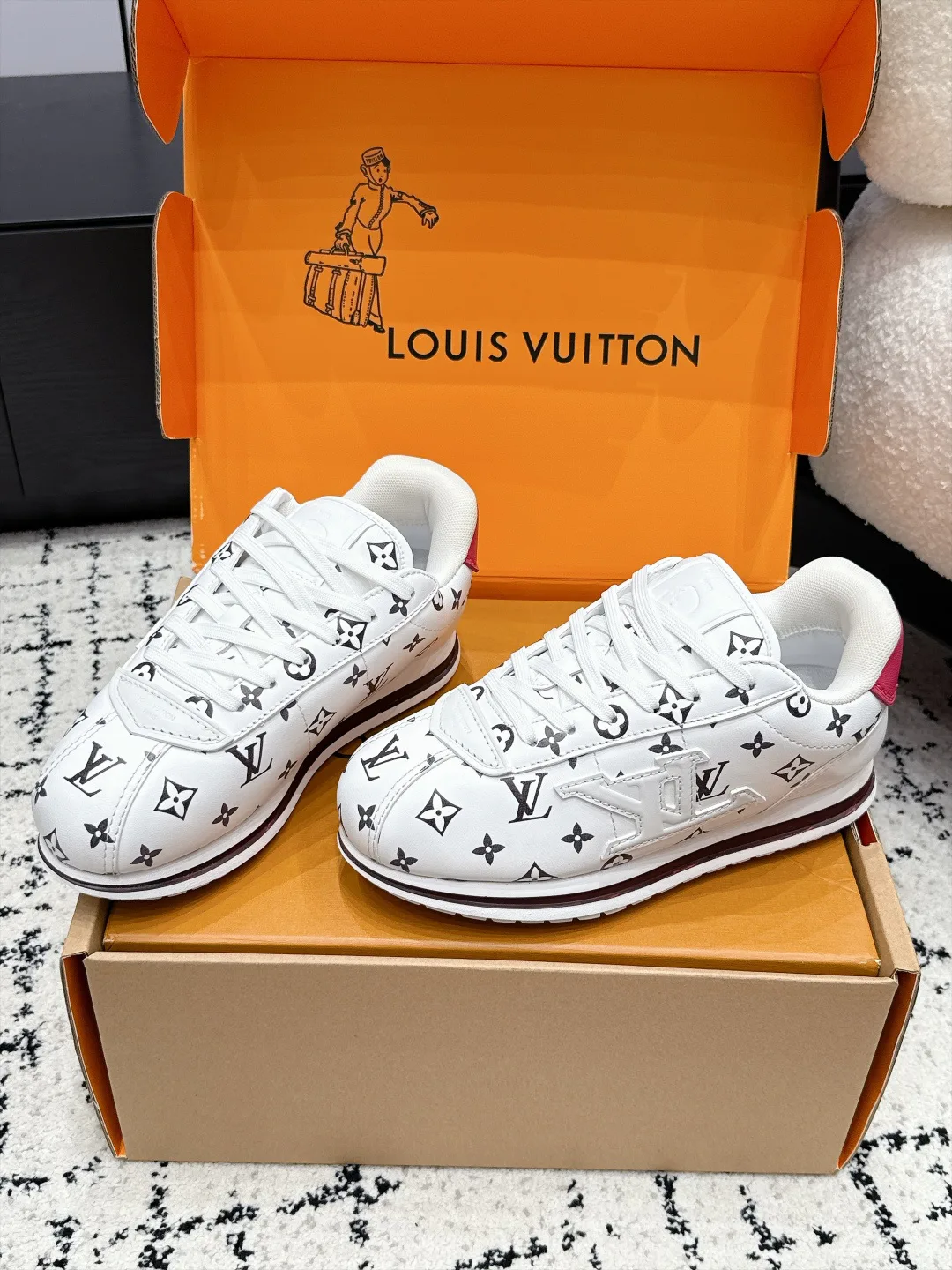 Кроссовки Женские Louis Vuitton 18406474