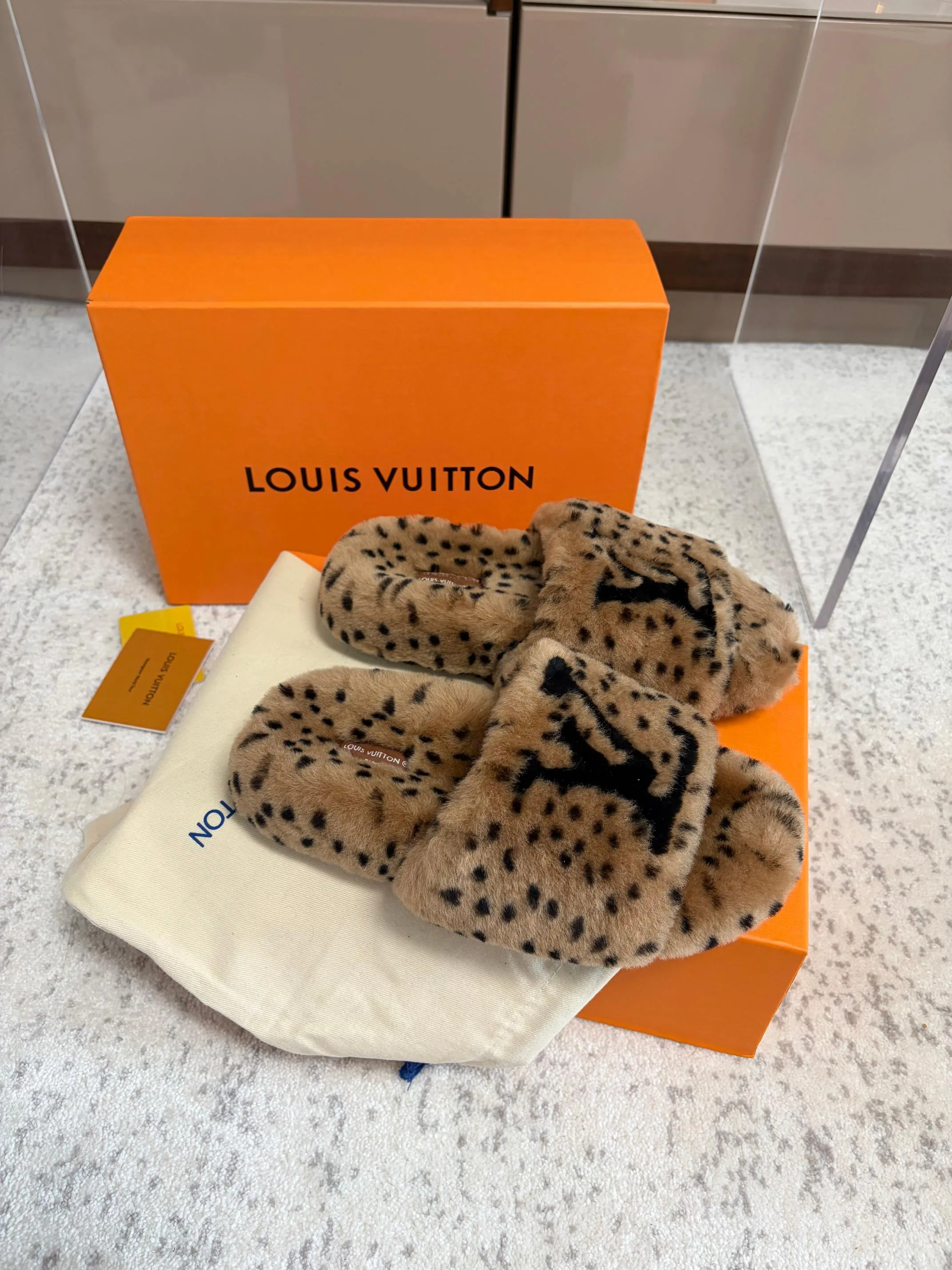 Тапочки Женские Louis Vuitton 18823518