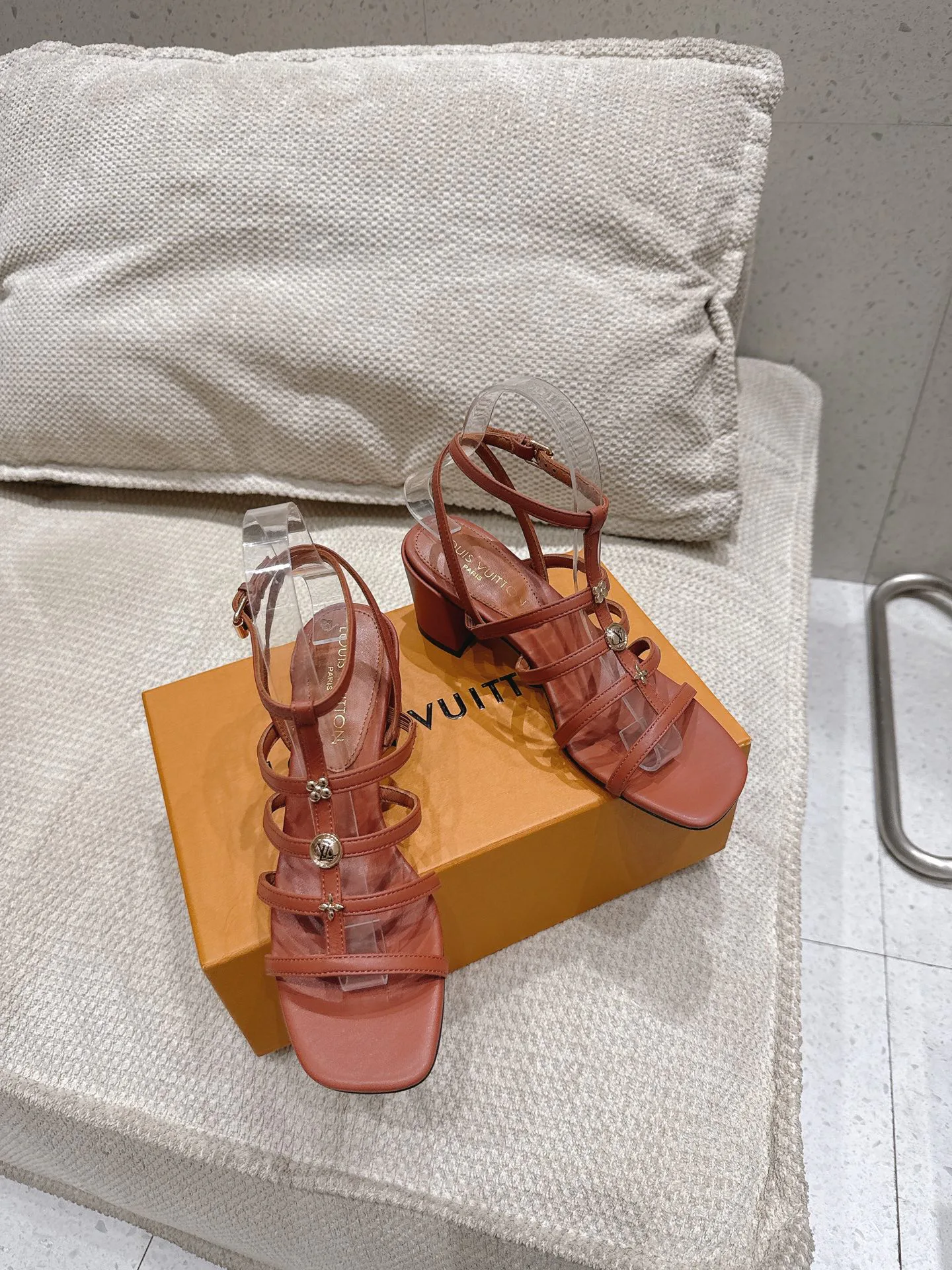 Босоножки Женские Louis Vuitton 17524784