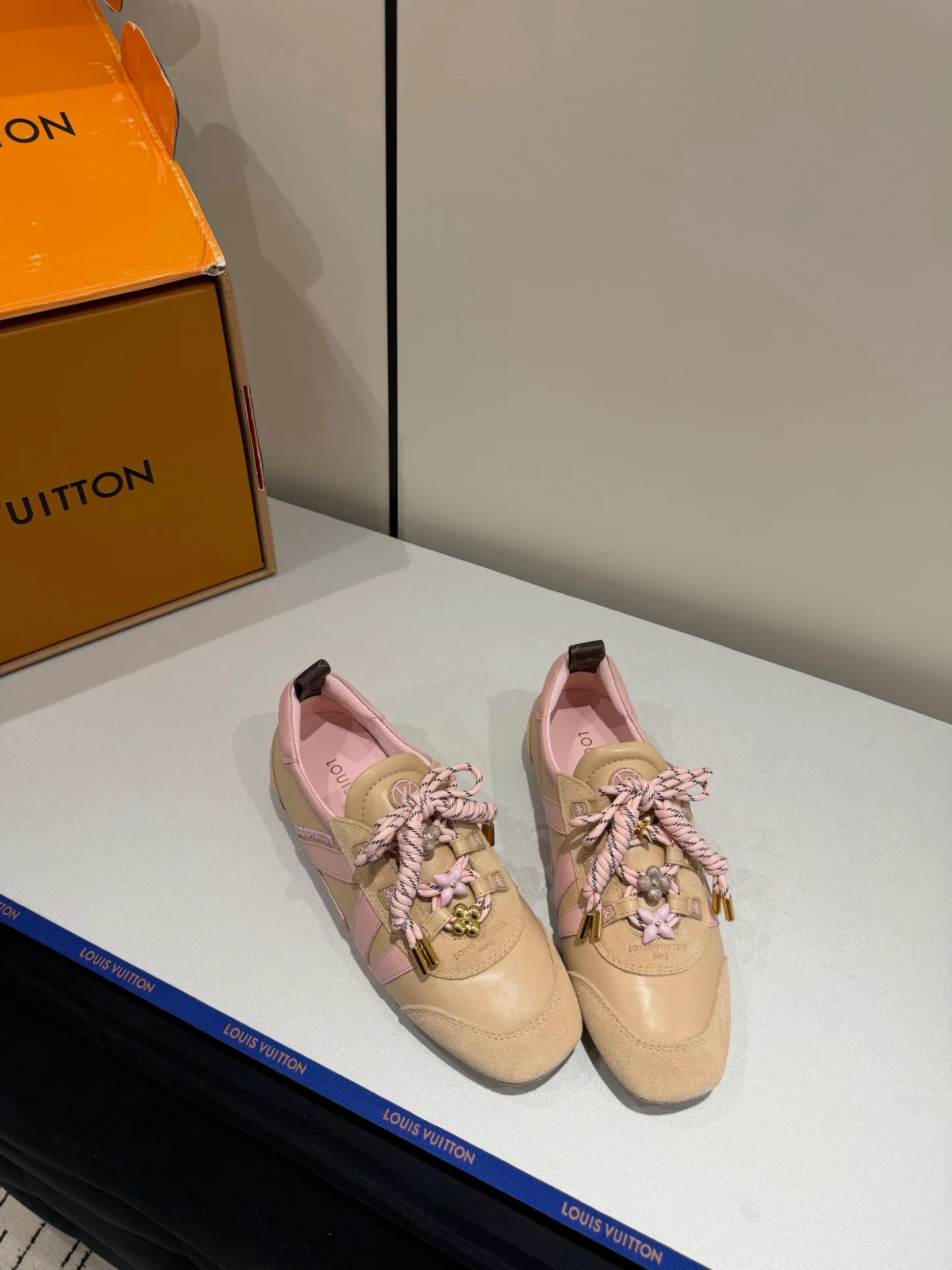 Кроссовки Женские Louis Vuitton 17934910