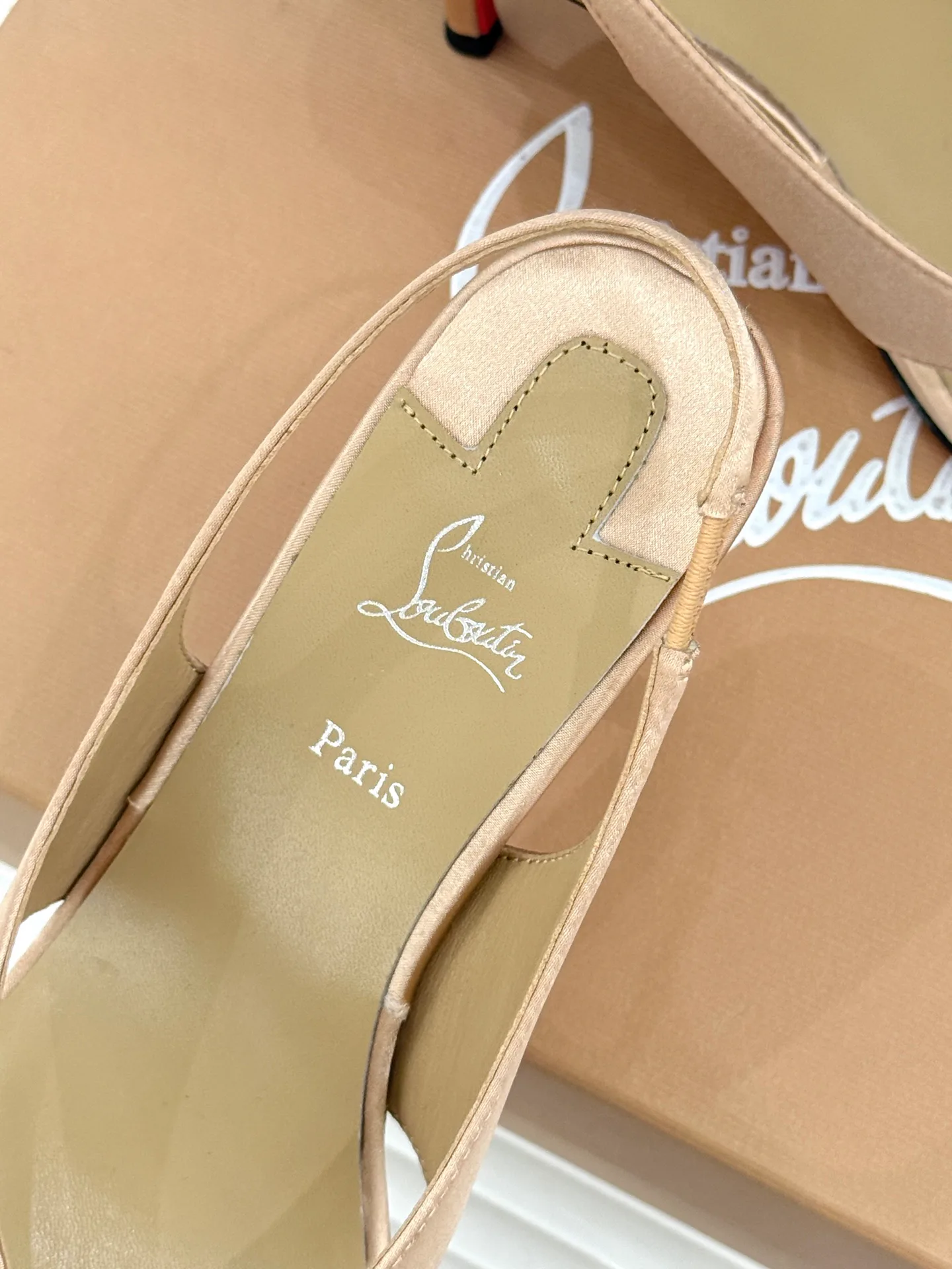 Босоножки Женские Christian Louboutin 18549071