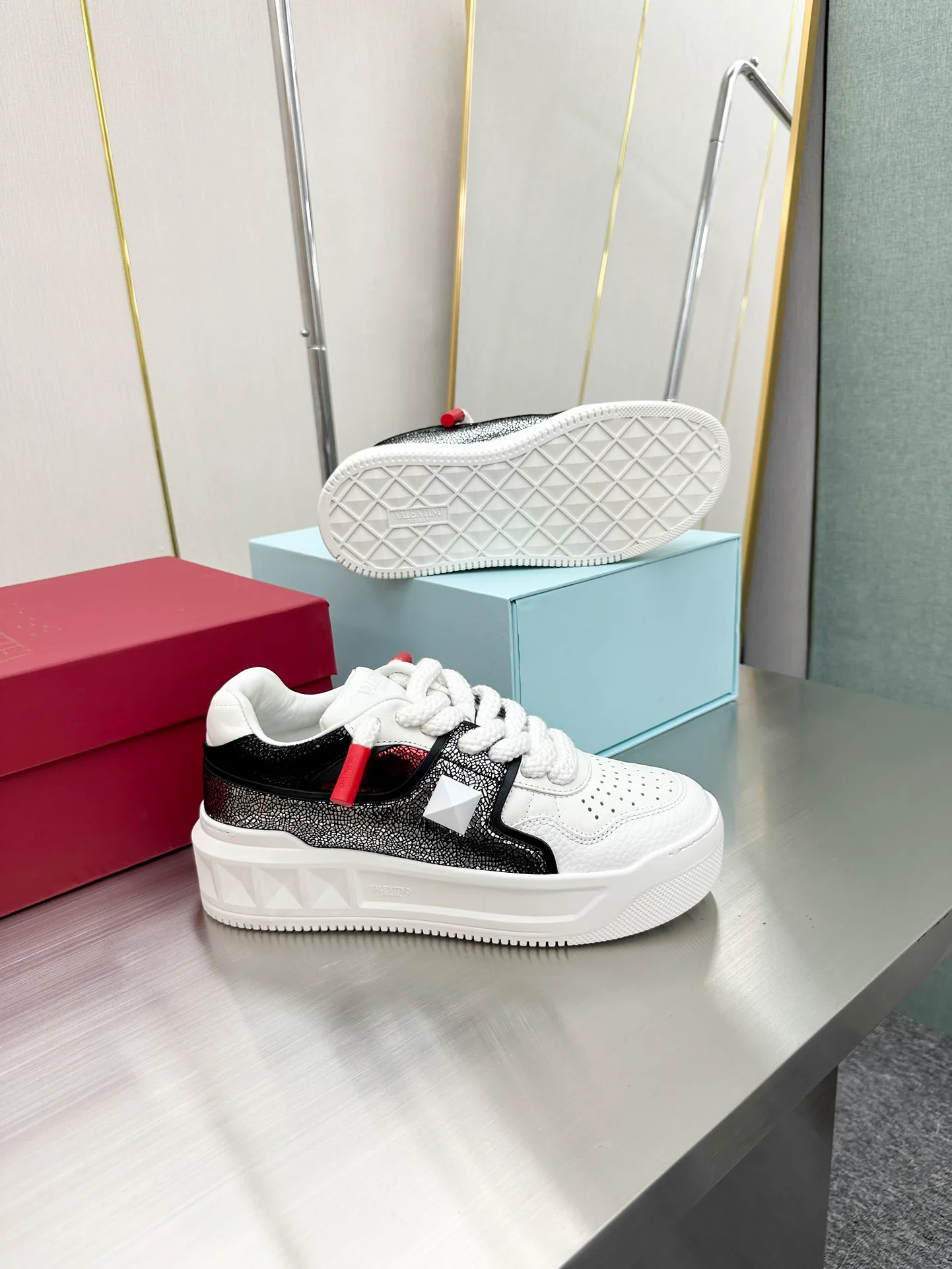 Кроссовки Женские Valentino 17904338