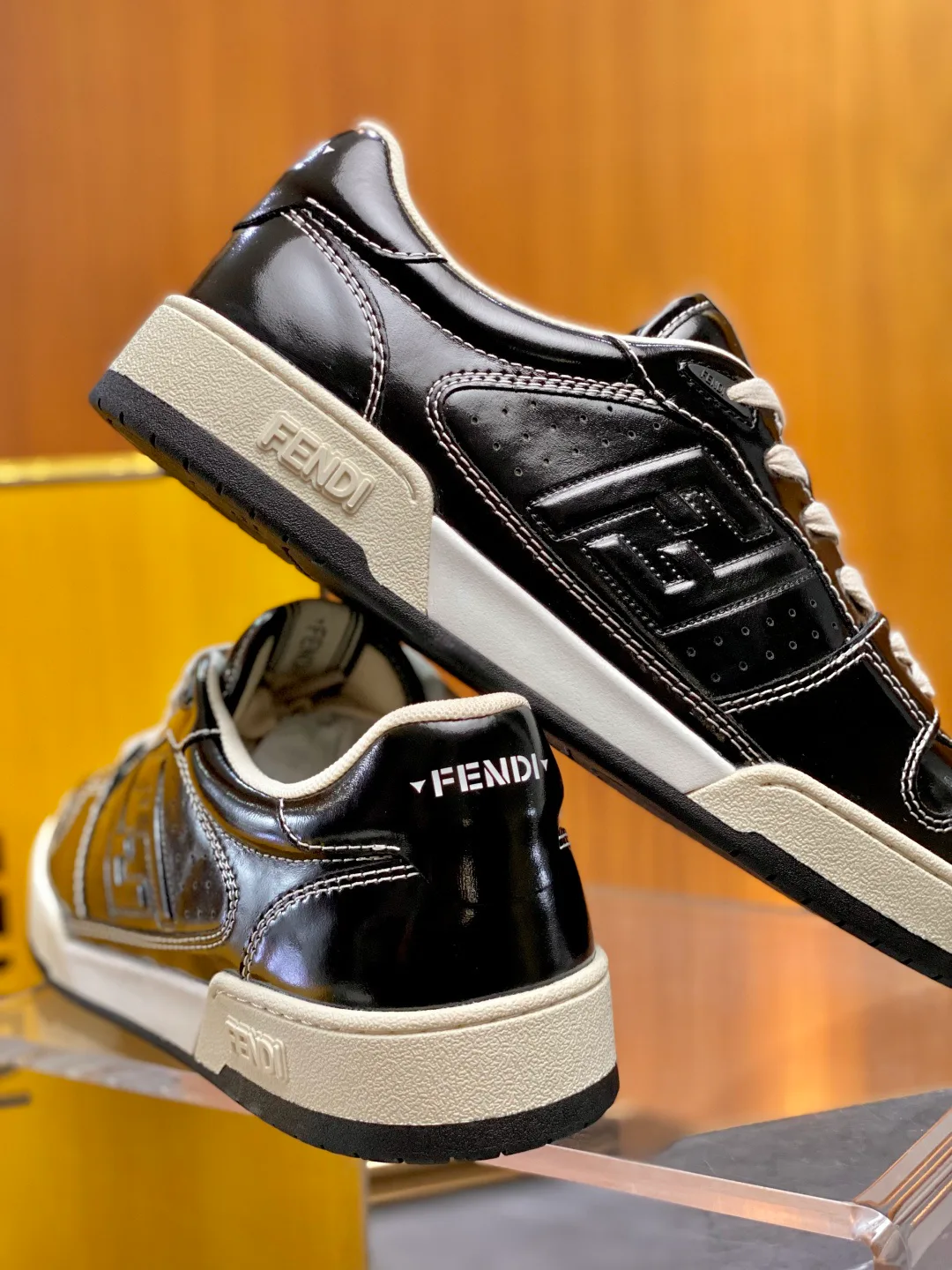 Кроссовки Женские Fendi 18119372