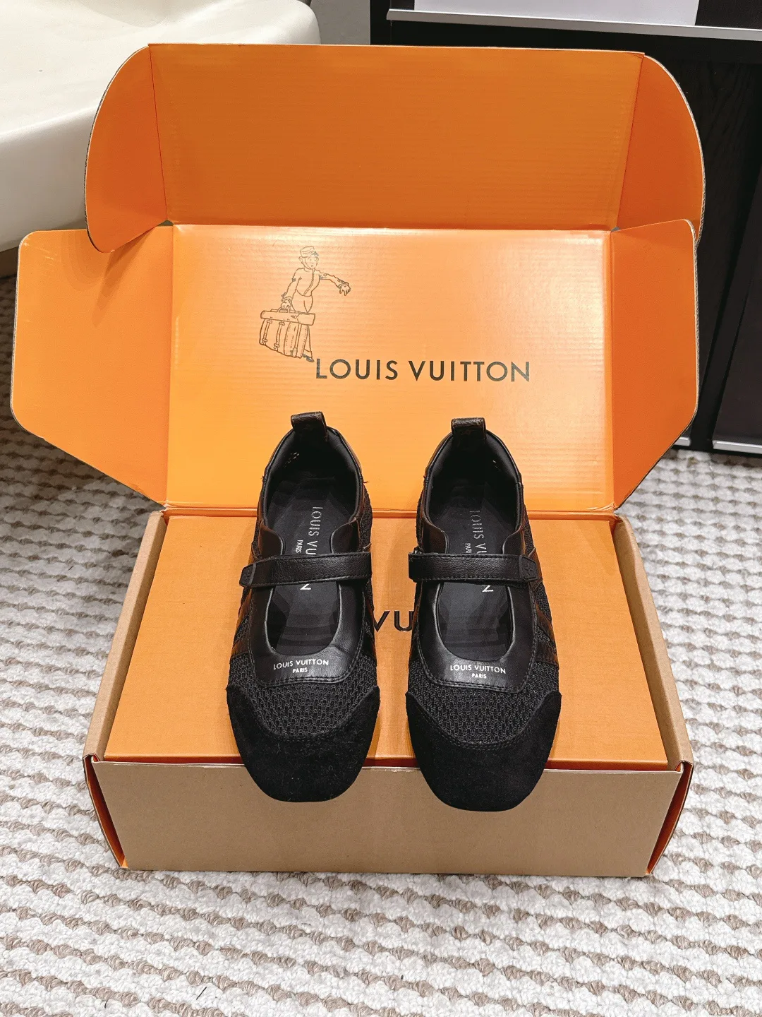 Кроссовки Женские Louis Vuitton 19043358