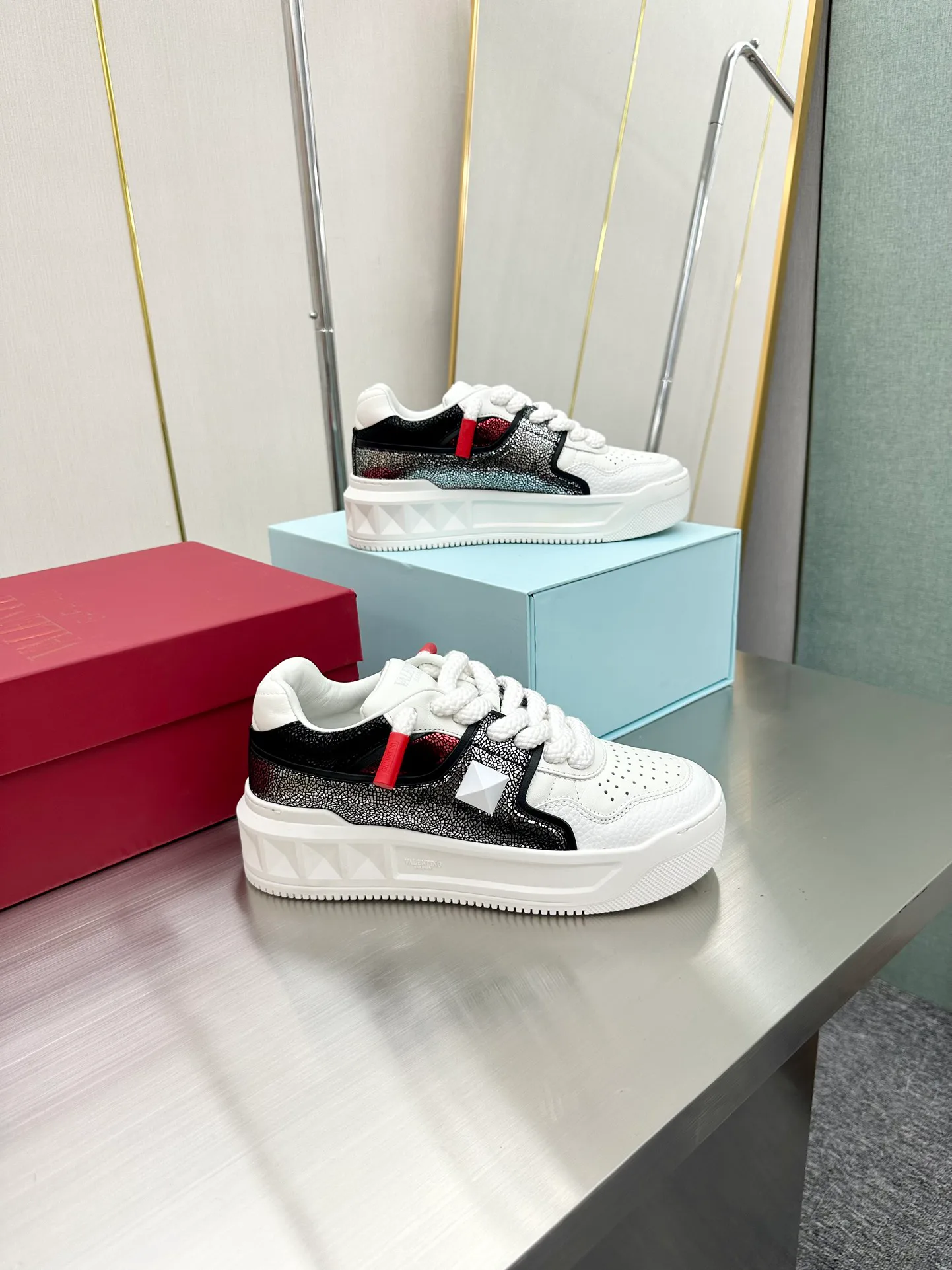 Кроссовки Женские Valentino 17904338