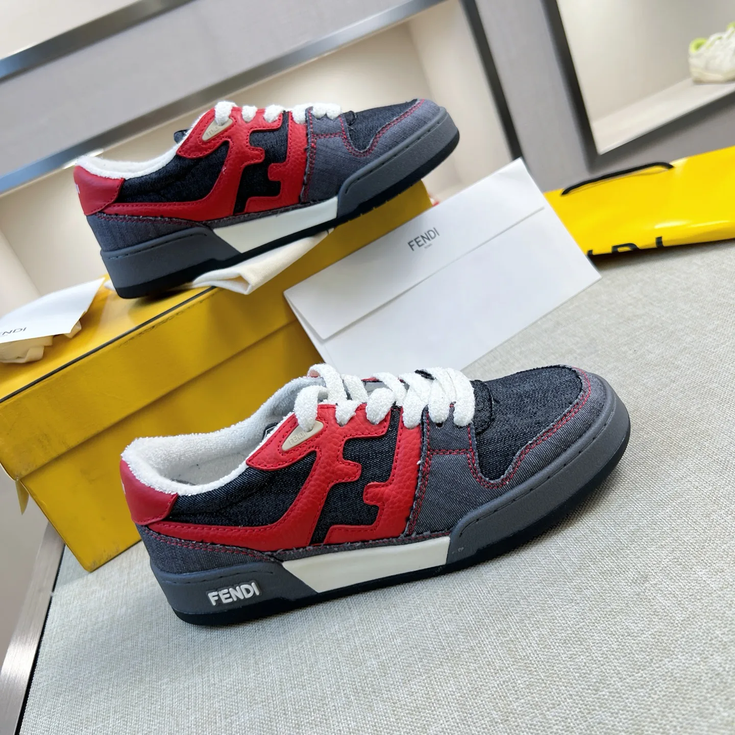 Кроссовки Женские Fendi 22510