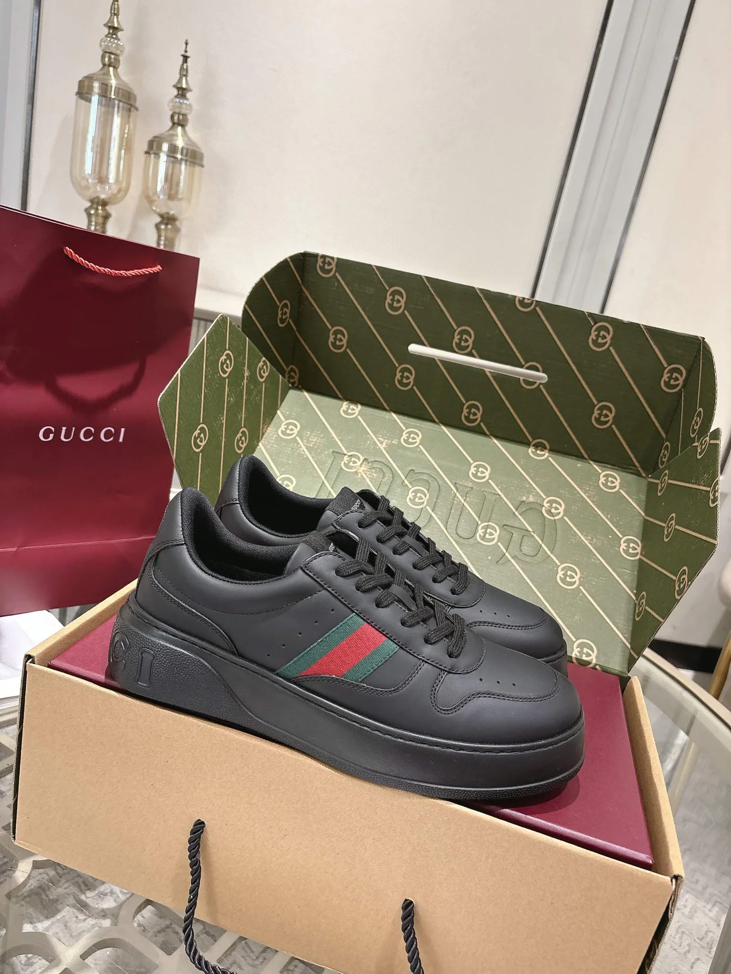 Кроссовки Женские Gucci 18369590