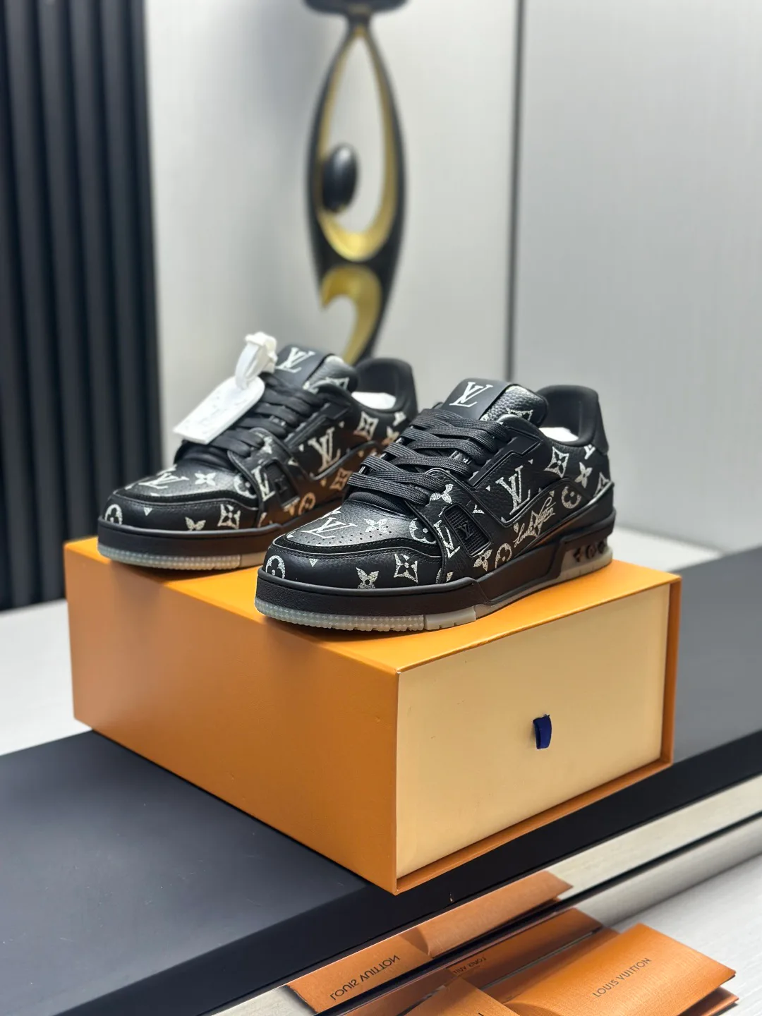 Кроссовки Женские Louis Vuitton 18011572
