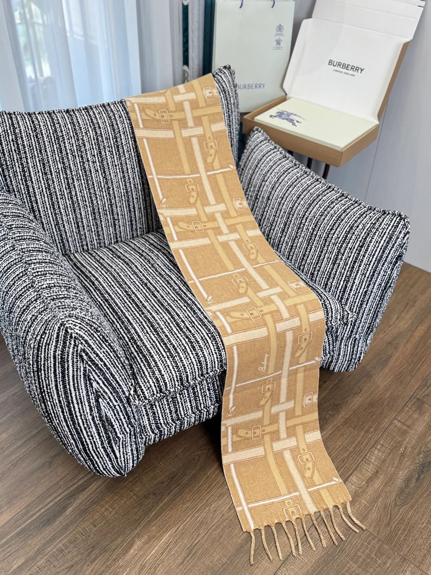 Шарфы Burberry 18523944