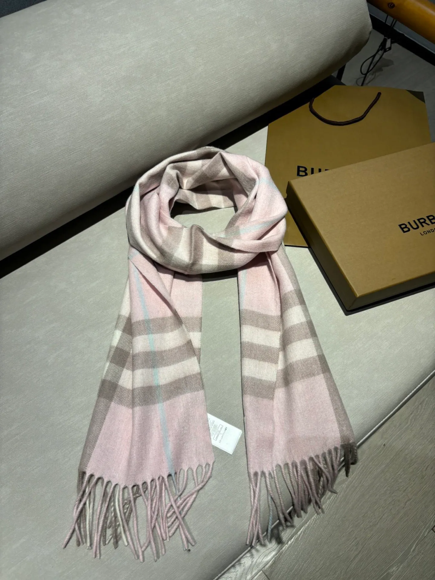 Шарфы Burberry 18507479